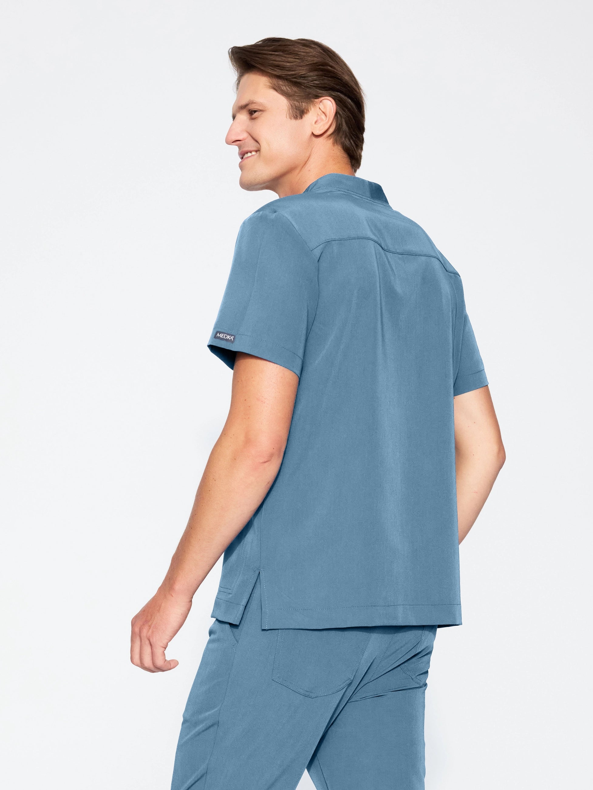 Bluza medyczna męska AXIS candy blue widok z tyłu