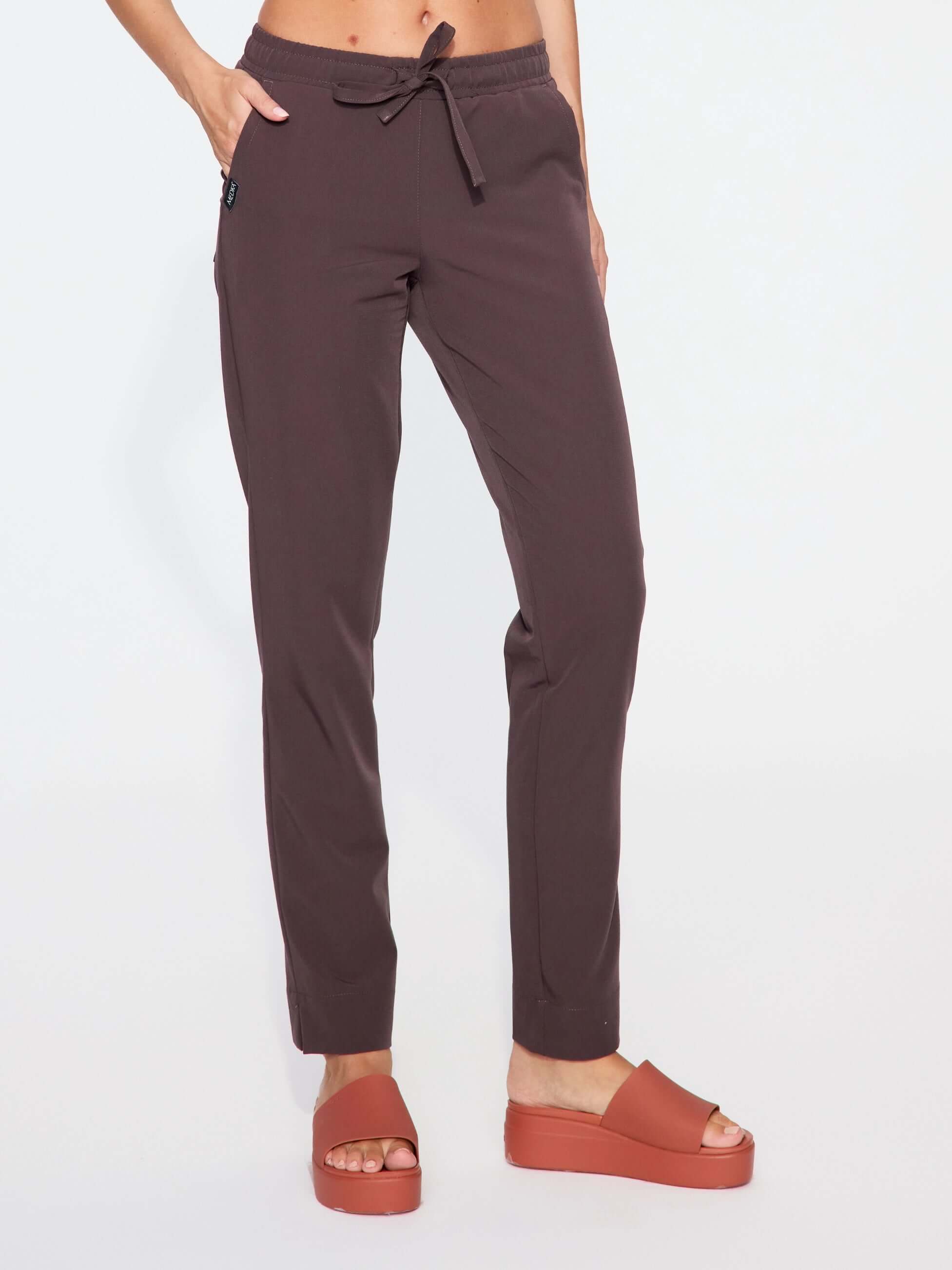 Crocs Brooklyn slide korenistá lekárska obuv na nohách