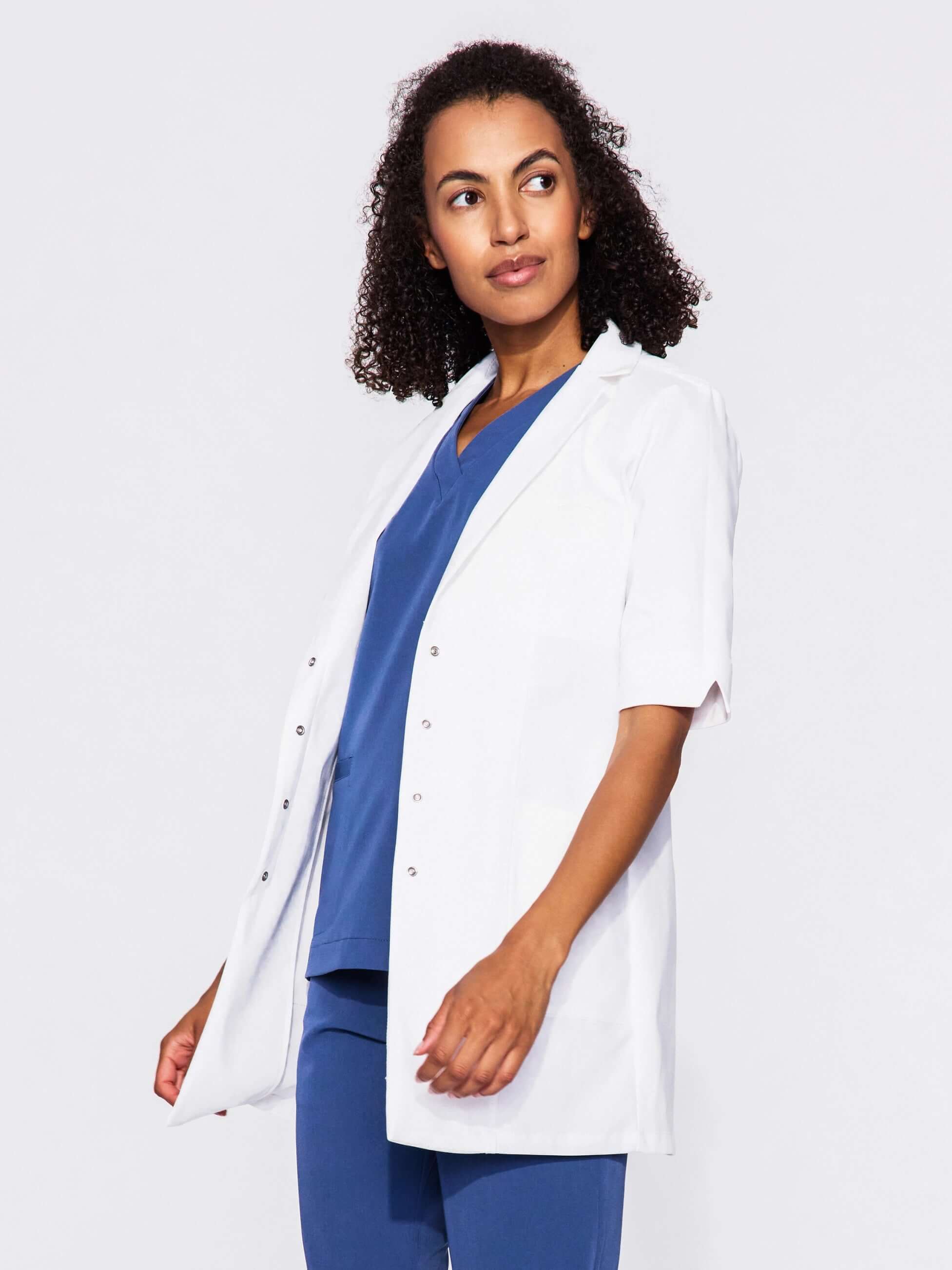 Fartuch medyczny damski Fabella z krótkim rękawem widok z boku