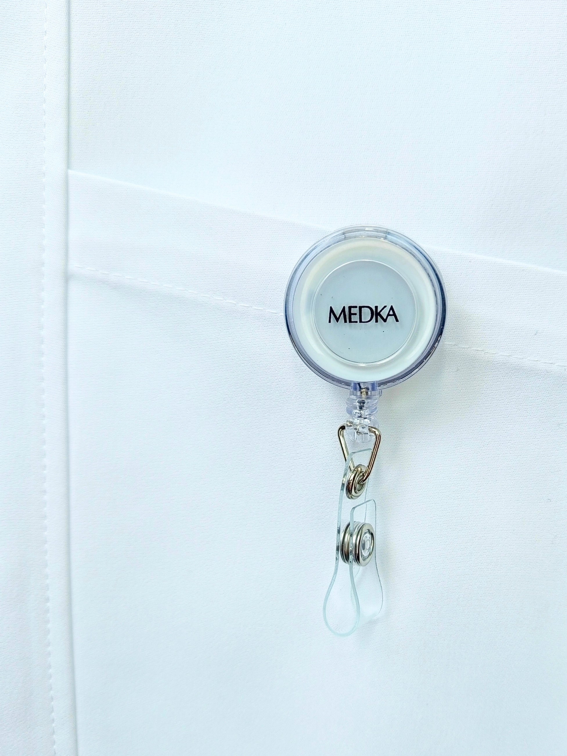 uchwyt na identyfikator na fartuchu