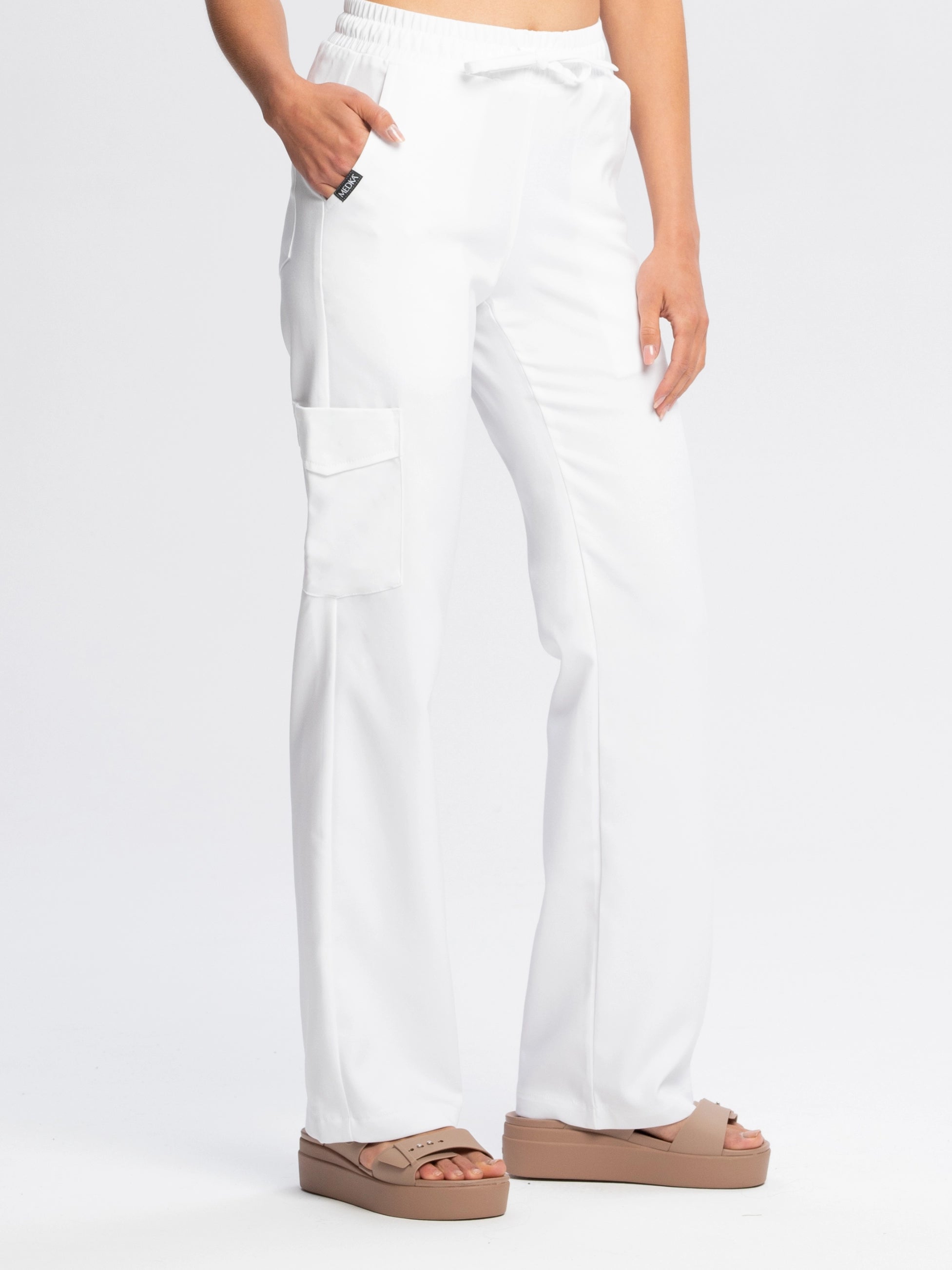 Spodnie medyczne damskie FLOW z szeroką nogawką białe z przodu