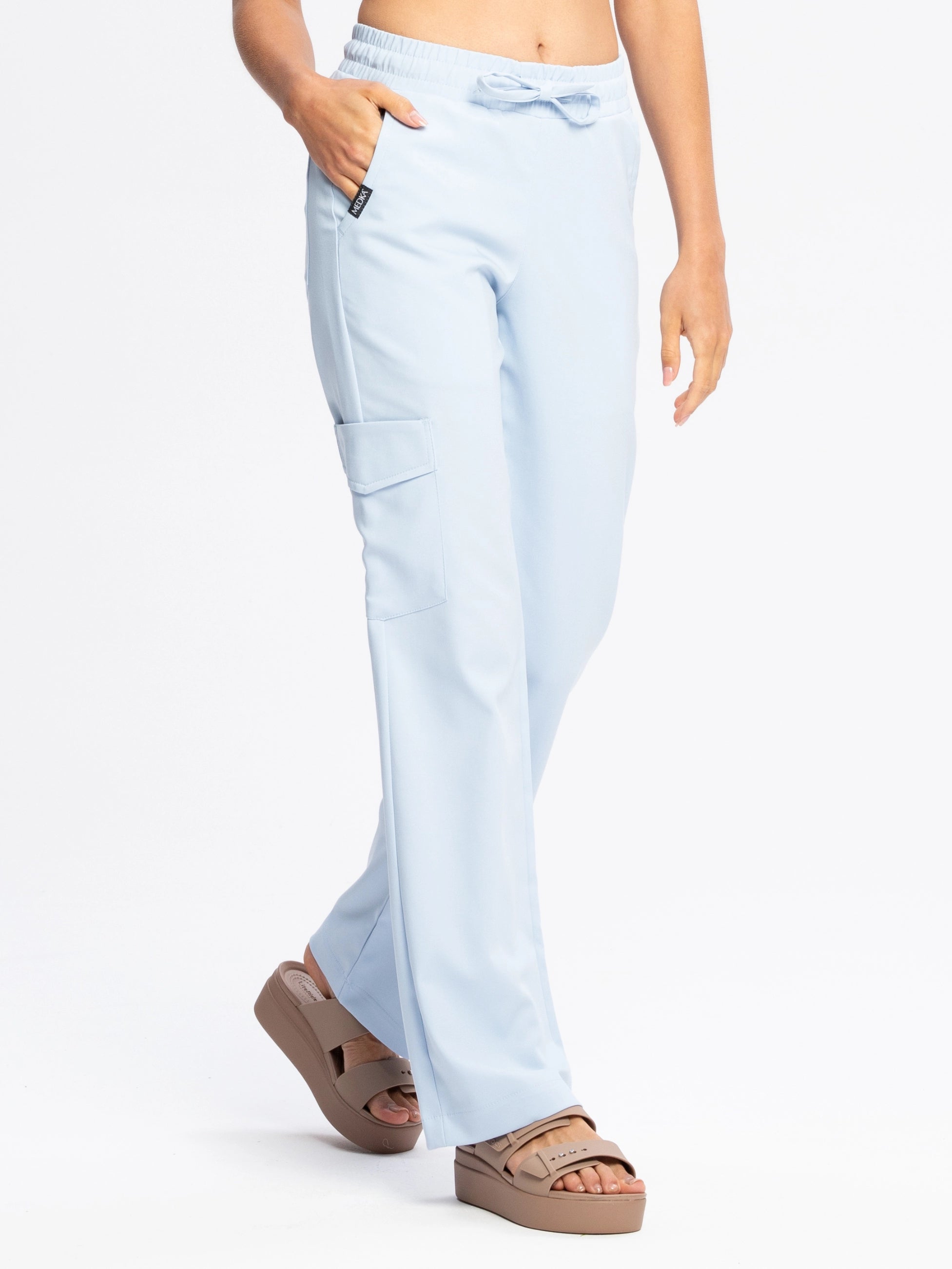 Spodnie medyczne damskie FLOW z szeroką nogawką sky blue