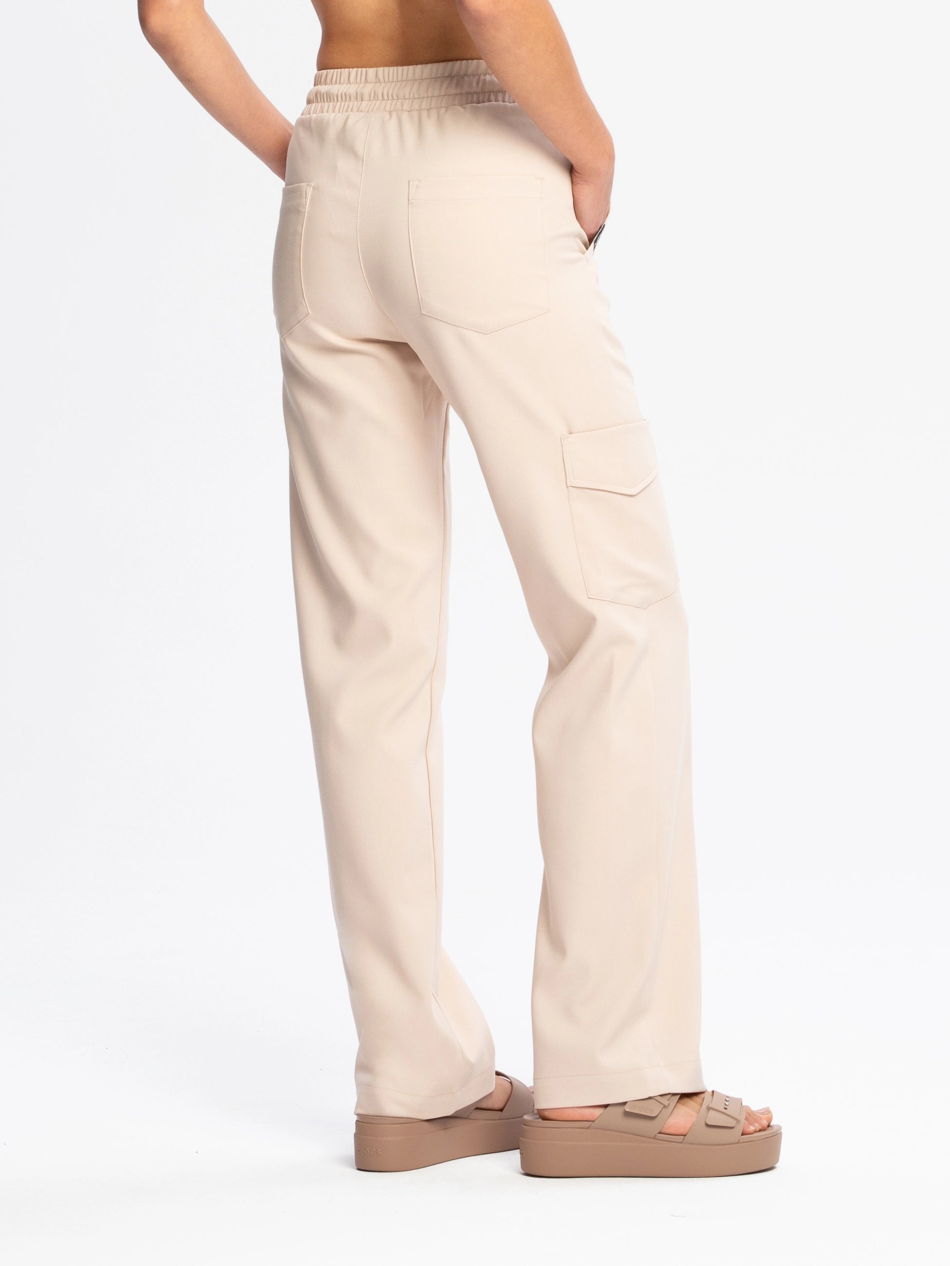 Spodnie medyczne damskie FLOW z szeroką nogawką vanilla widok z tyłu