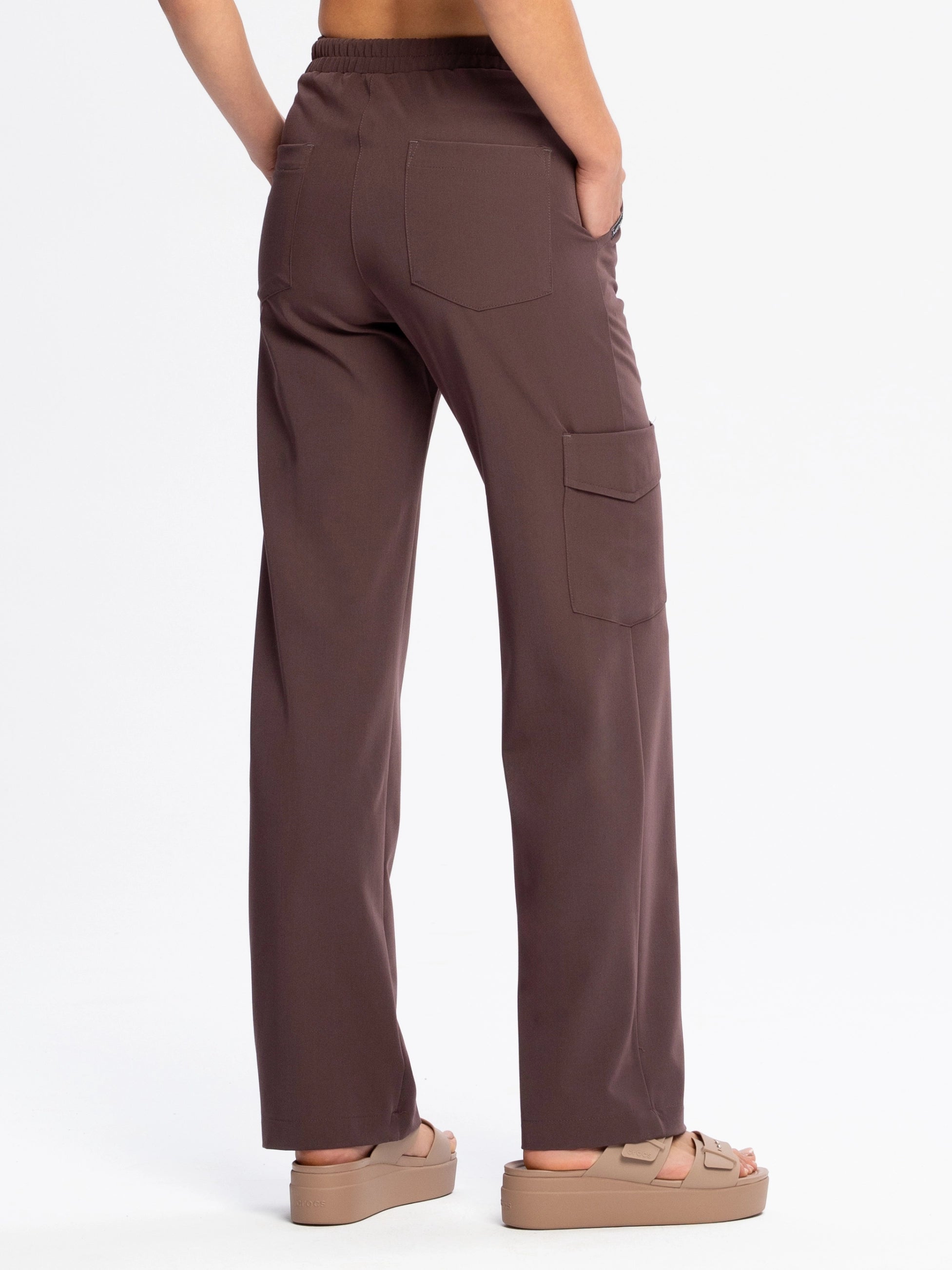 Spodnie medyczne damskie FLOW z szeroką nogawką czekolada widok z tyłu