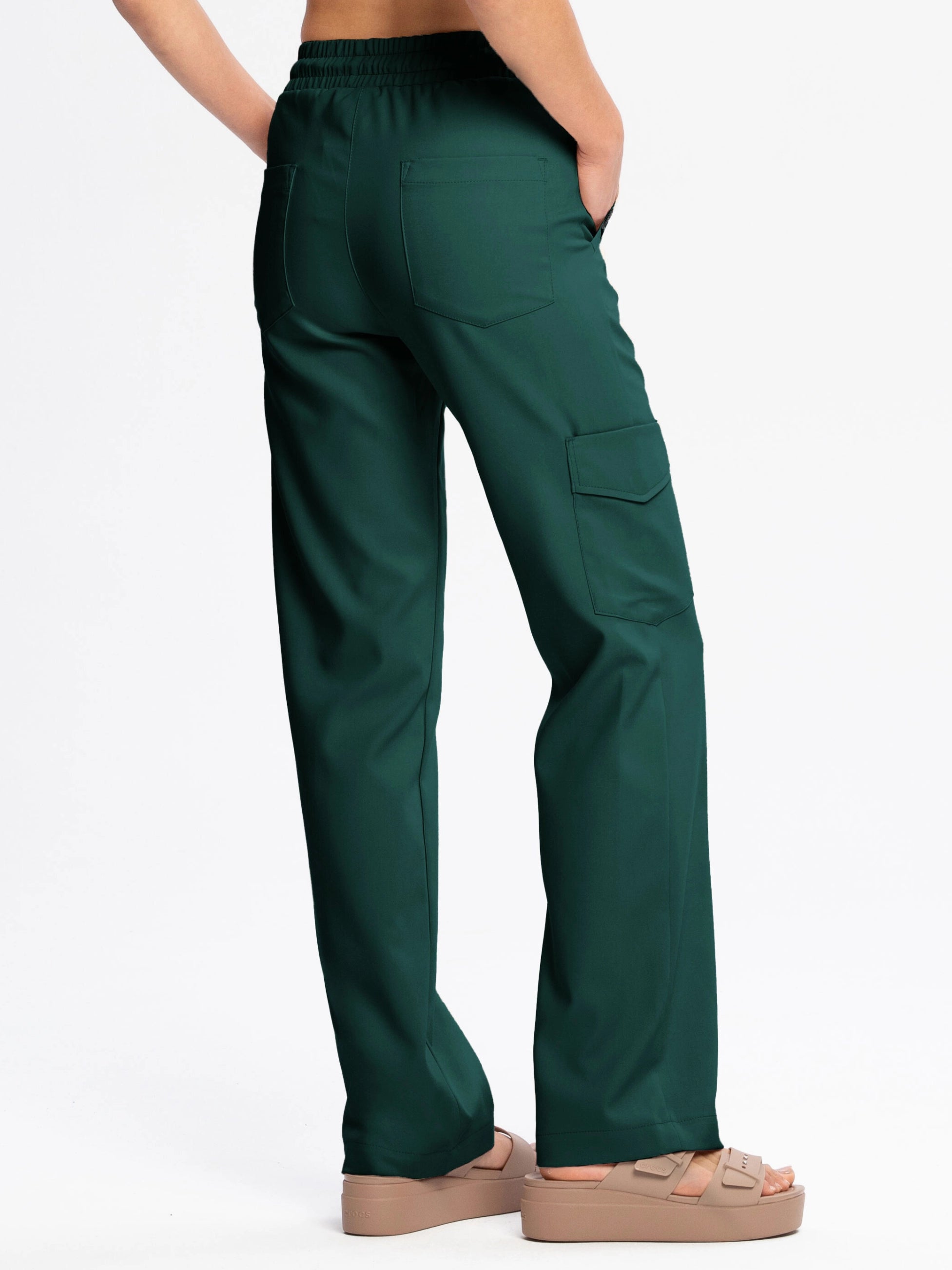 Spodnie medyczne damskie FLOW z szeroką nogawką emerald green tylny widok