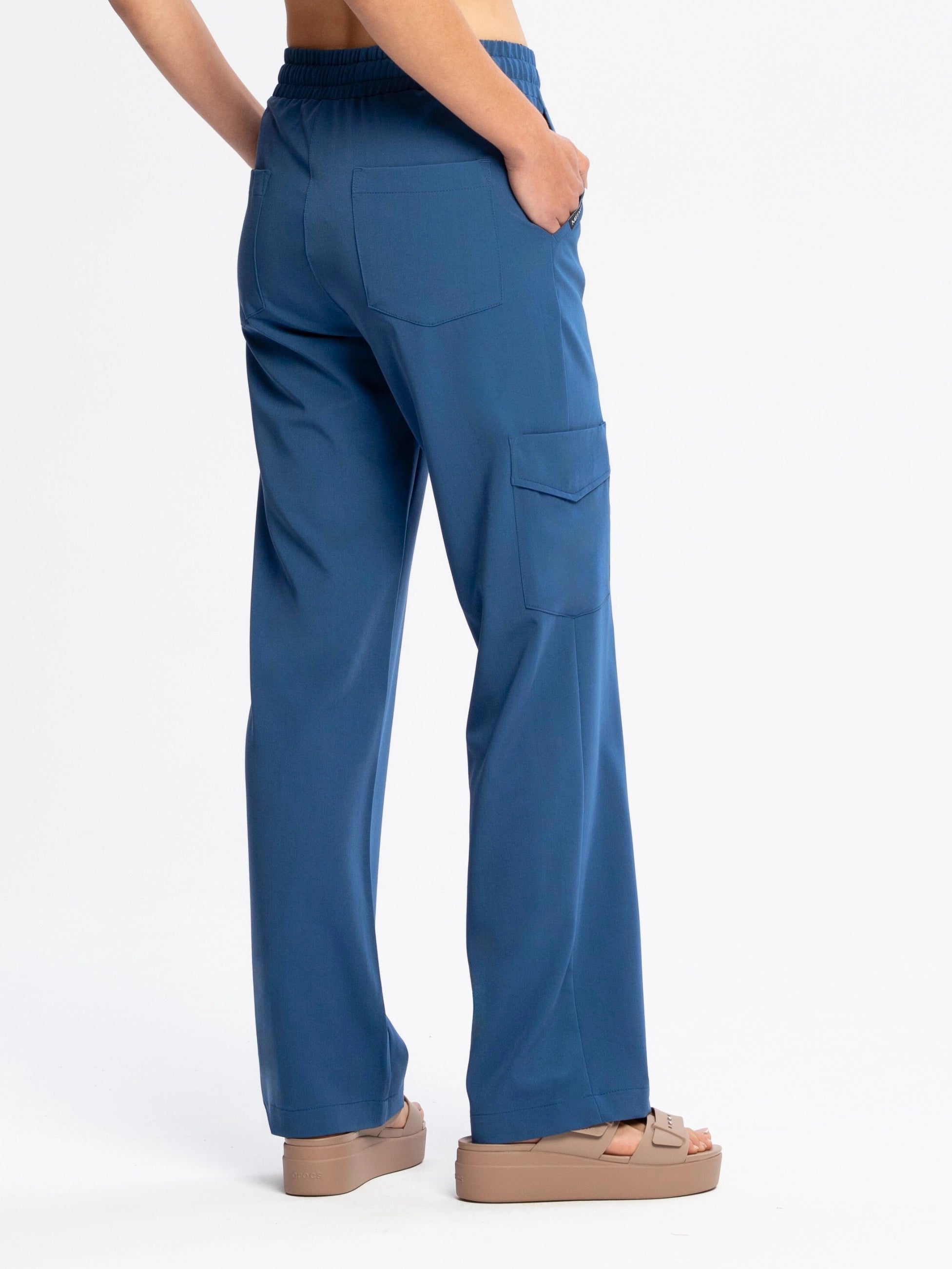 Spodnie medyczne damskie FLOW z szeroką nogawką indygo tylny widok