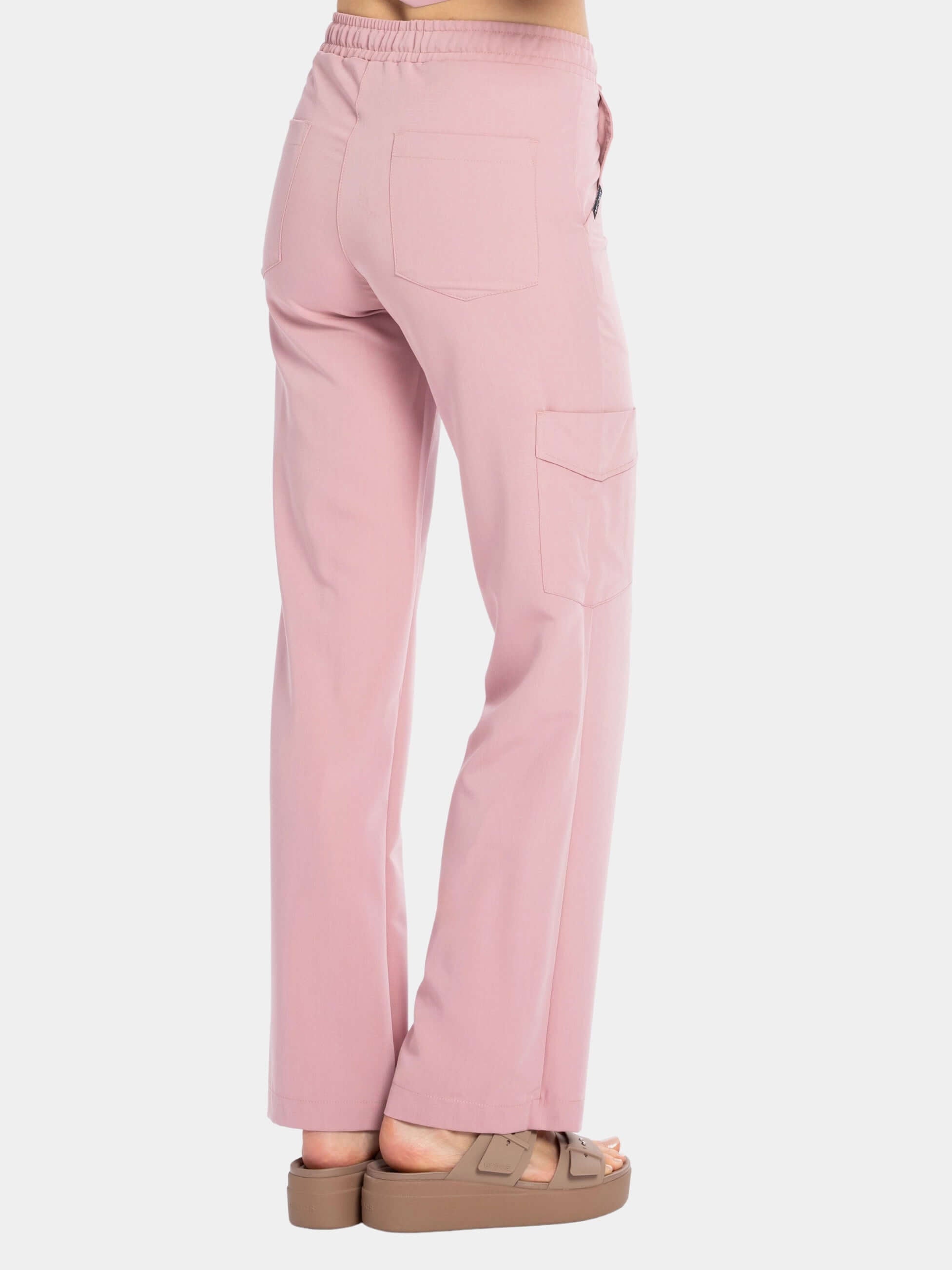 Spodnie medyczne damskie FLOW z szeroką nogawką misty rose widok z tyłu