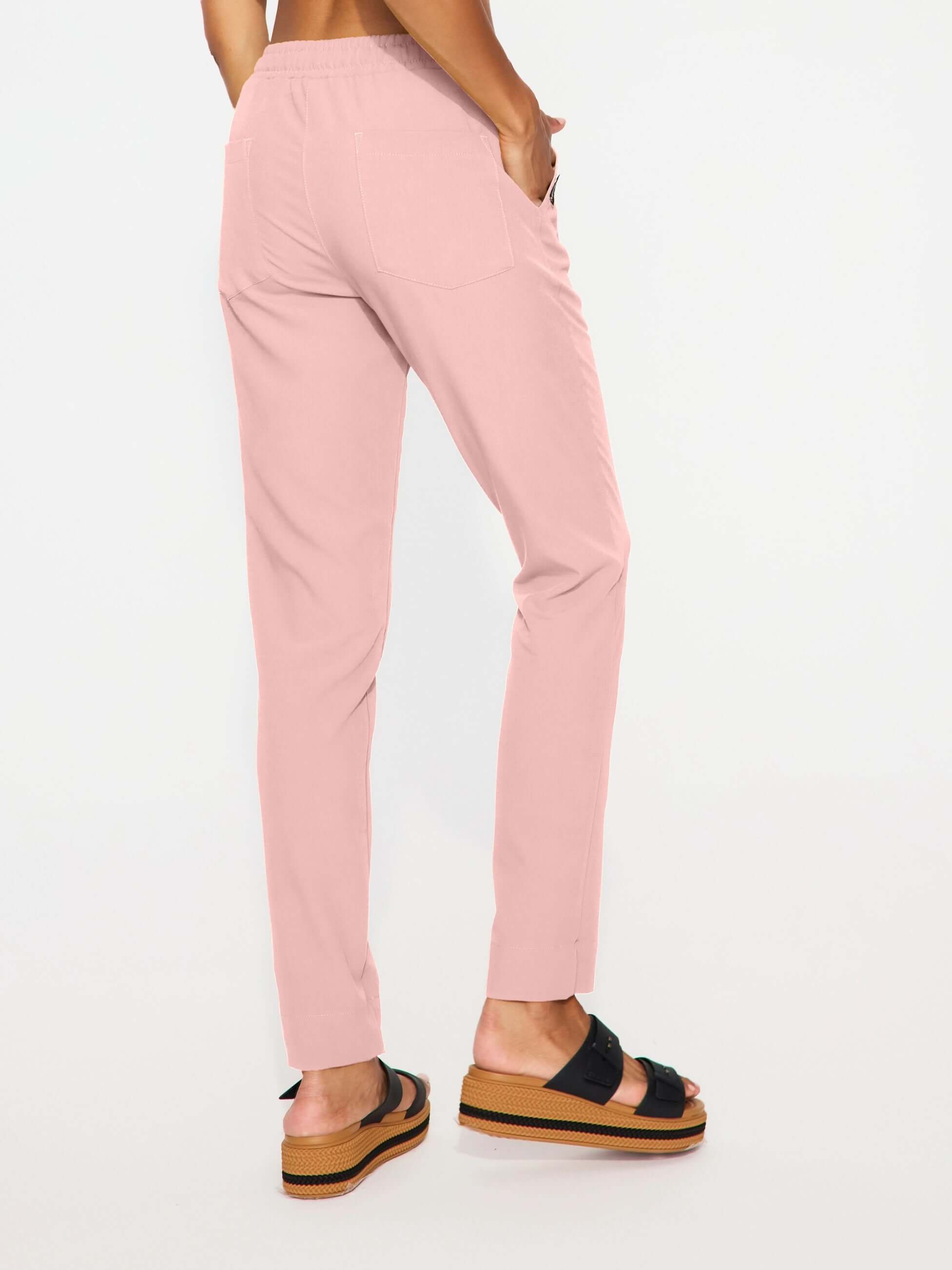 Spodnie medyczne damskie NESSA salmon pink tylny widok