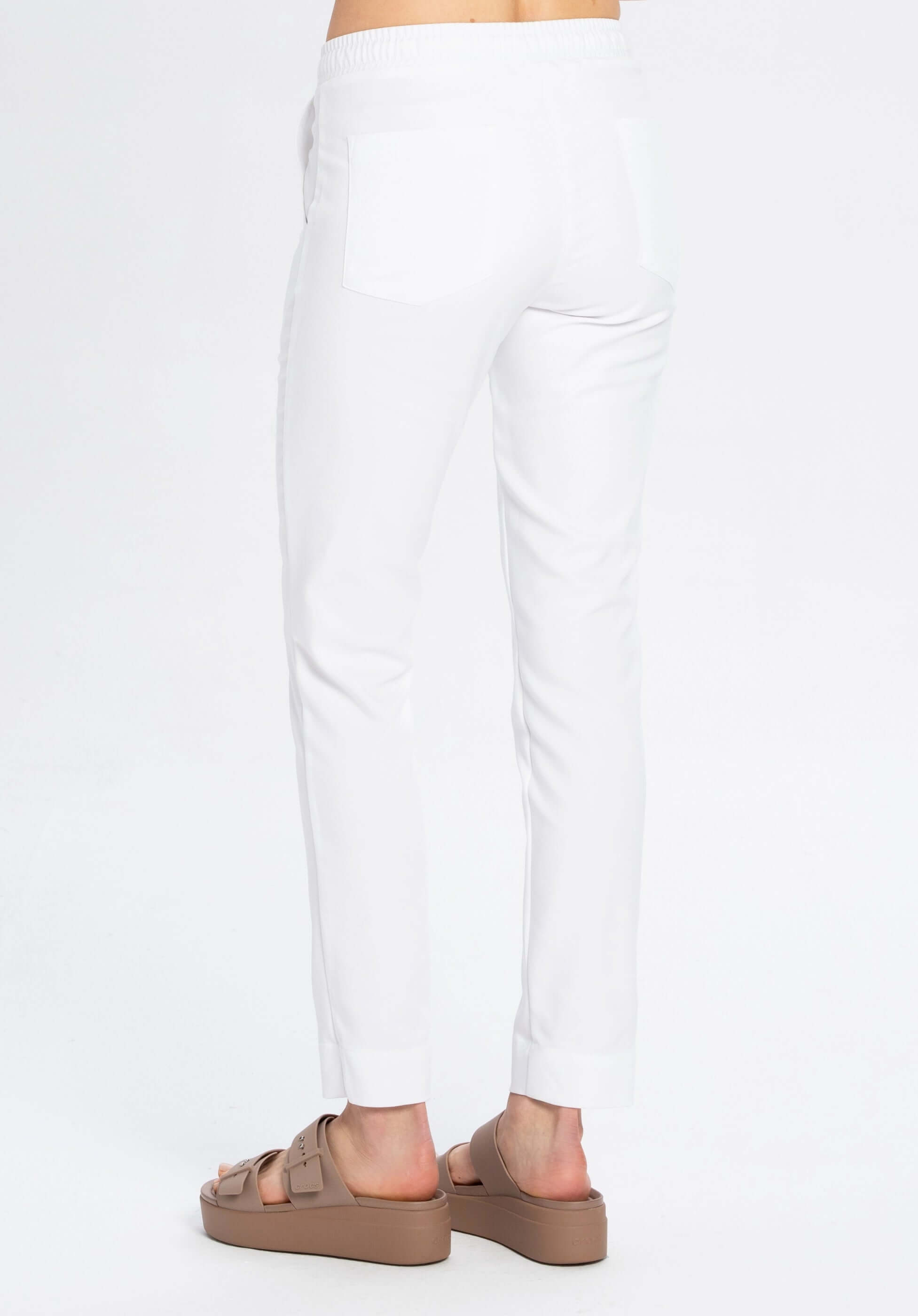 Spodnie medyczne damskie NESSA białe tylny widok