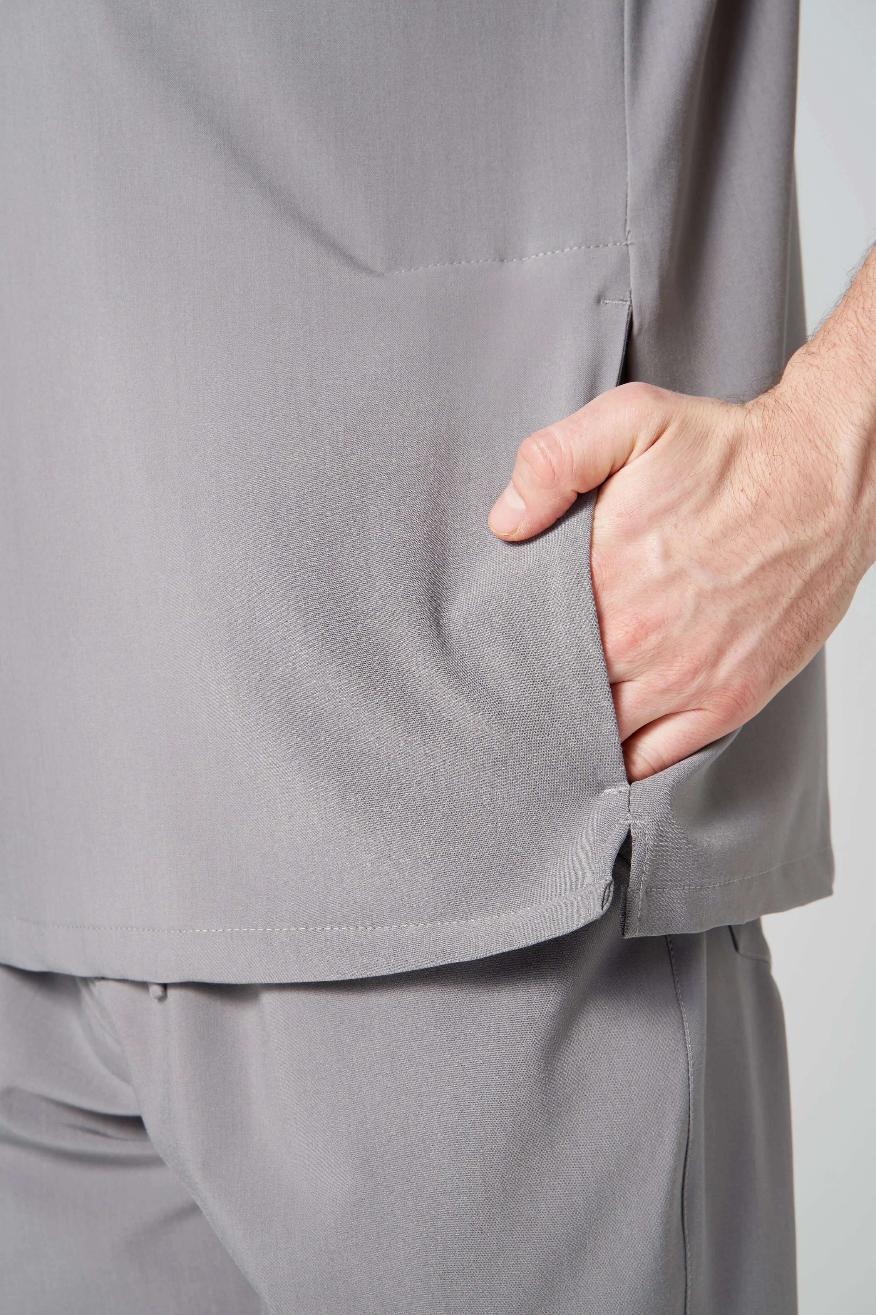 Bluza medyczna męska TENDO szara. Widok na kieszeń.