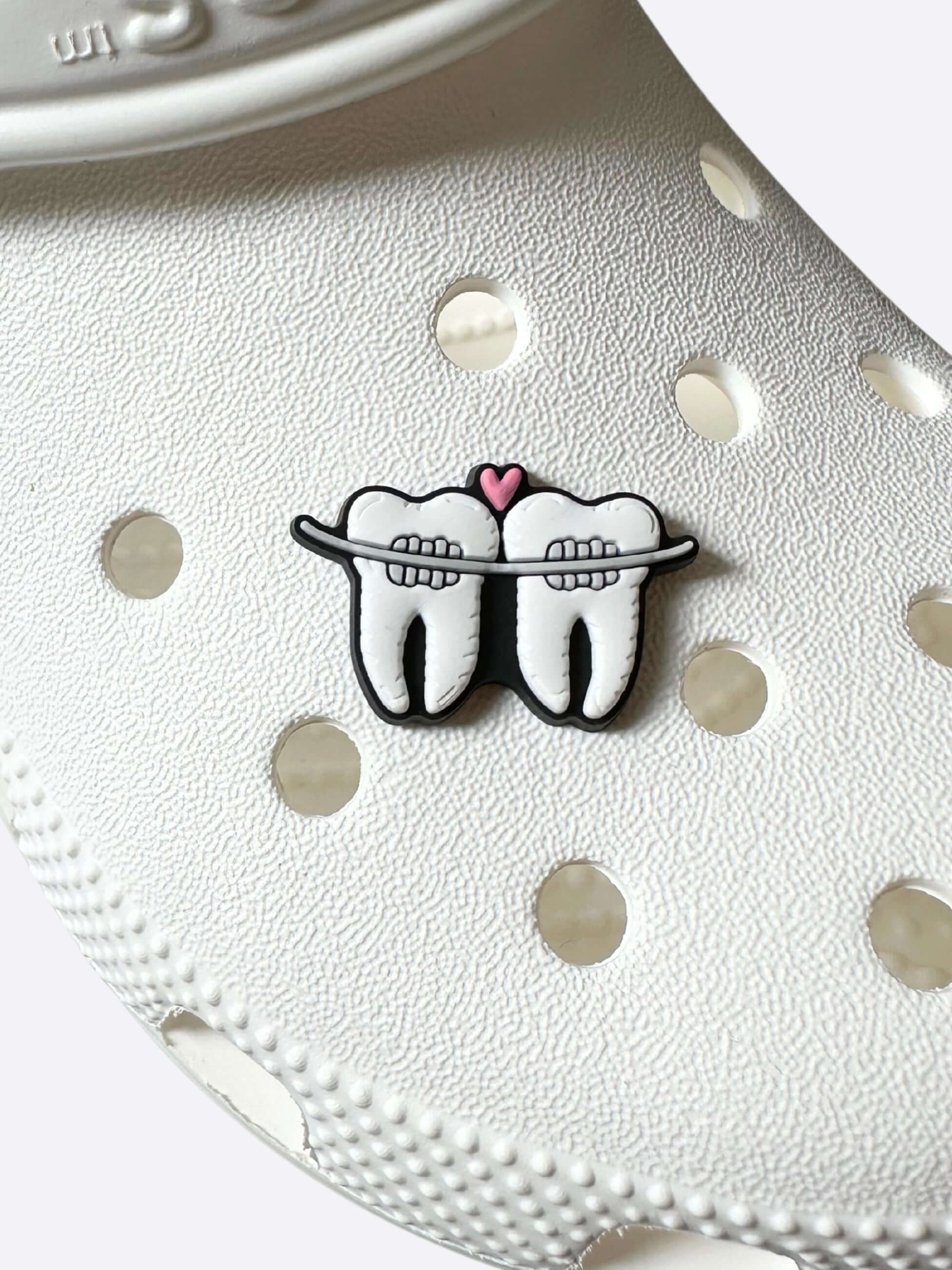 Przypinka do crocsów aparatki na butach