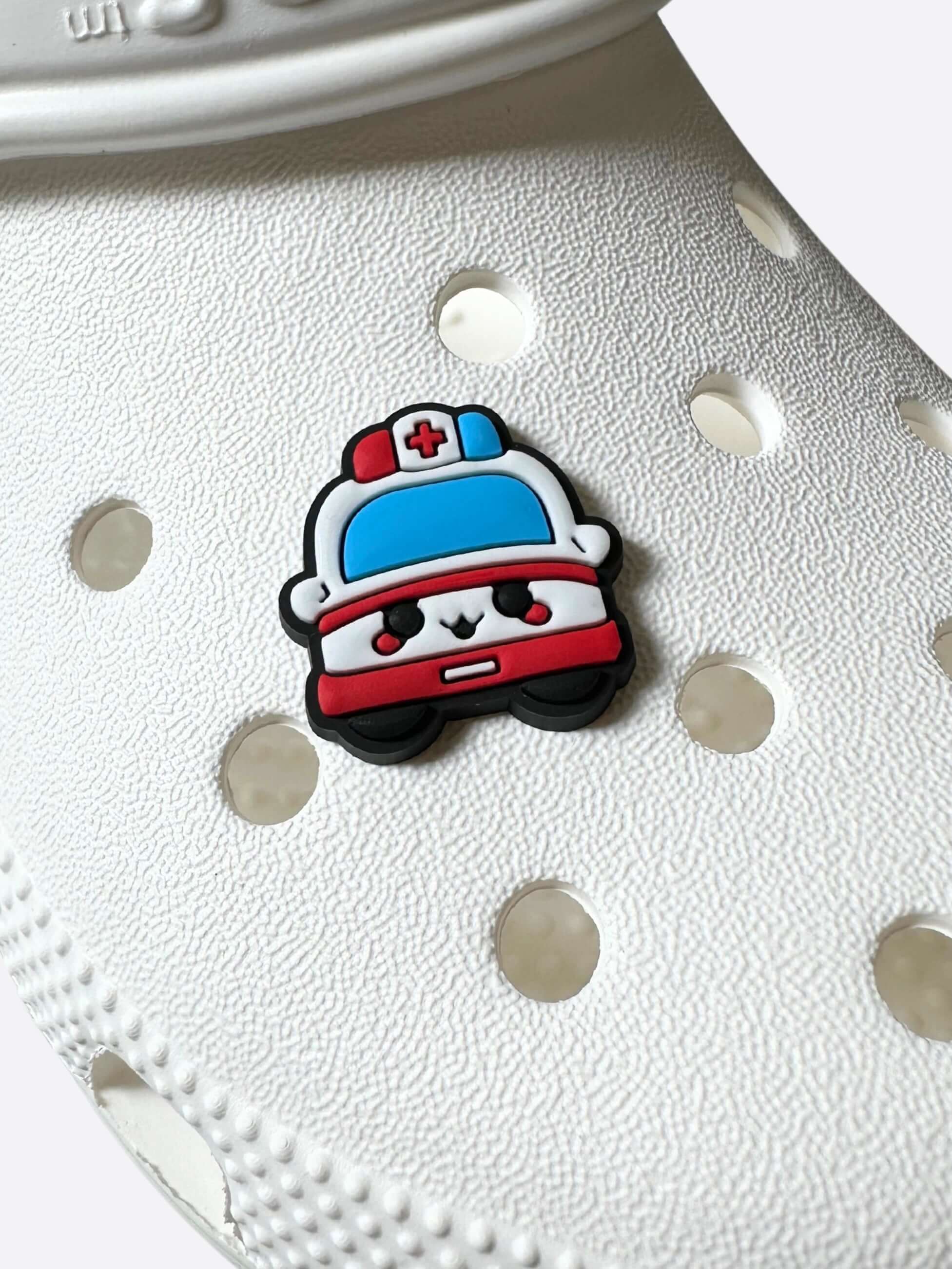 Przypinka do crocsów karetka na bucie