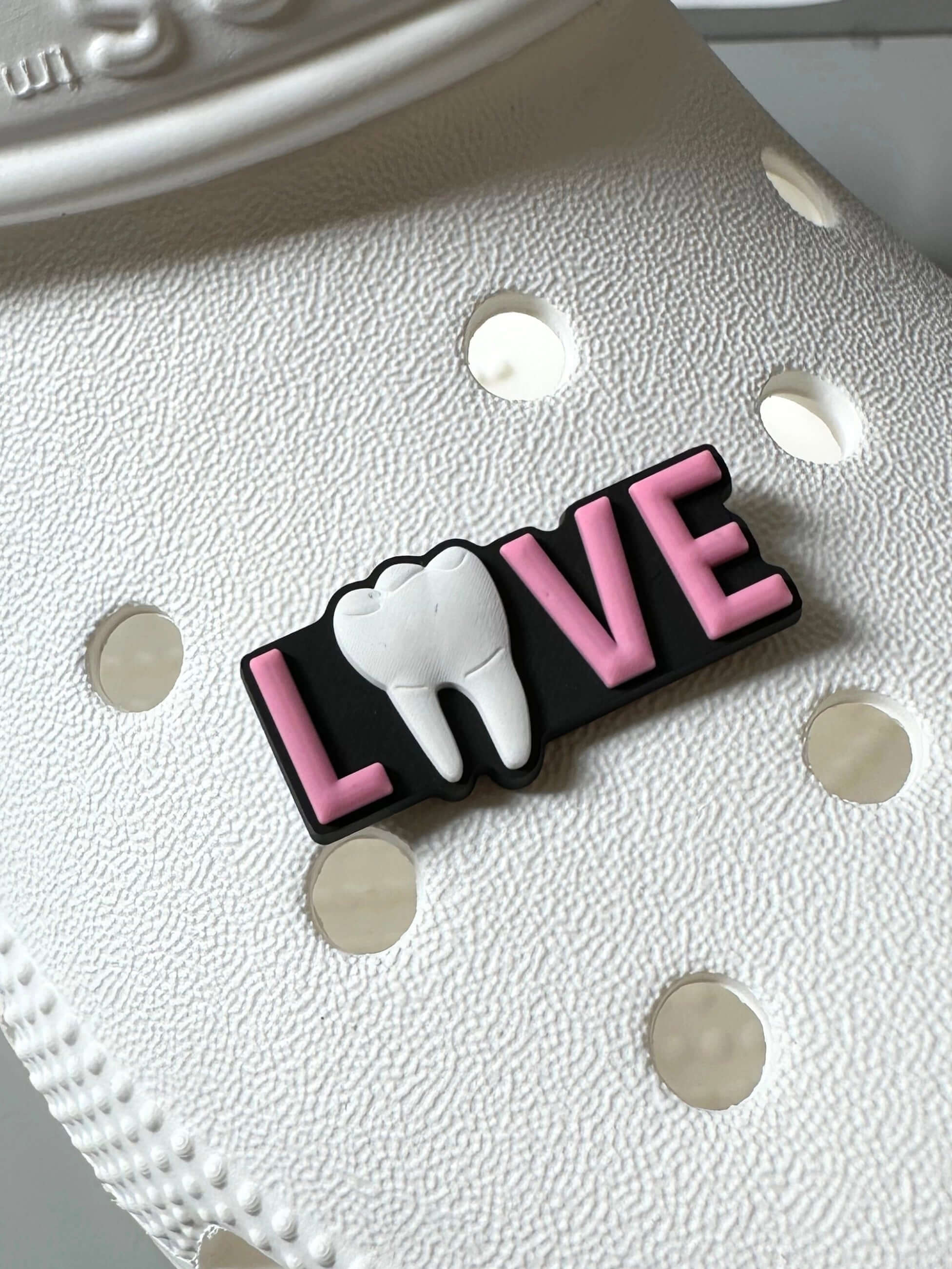 Przypinka do crocsów LOVE na bucie