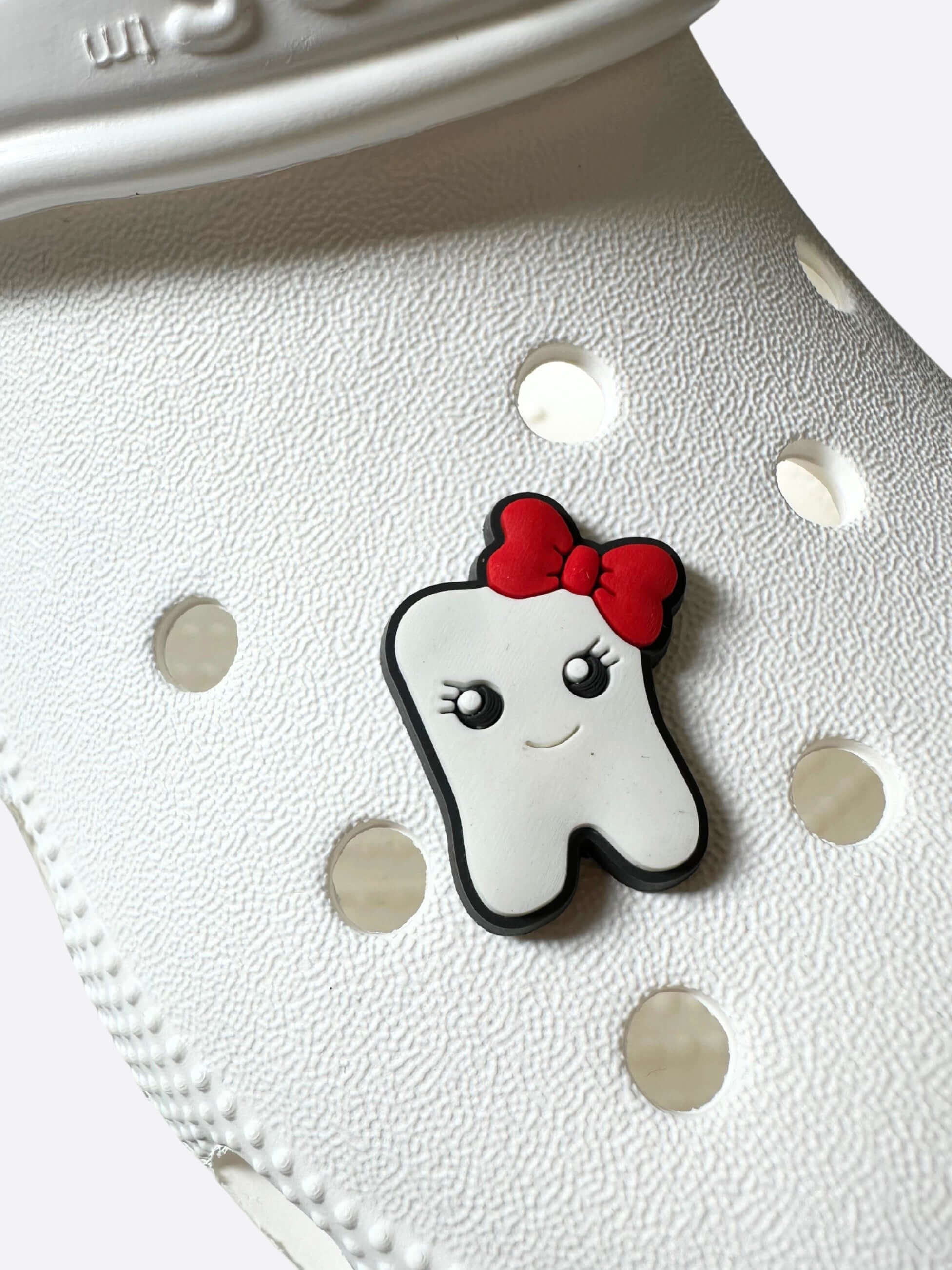 Przypinka do crocsów Miss Ząbek na bucie