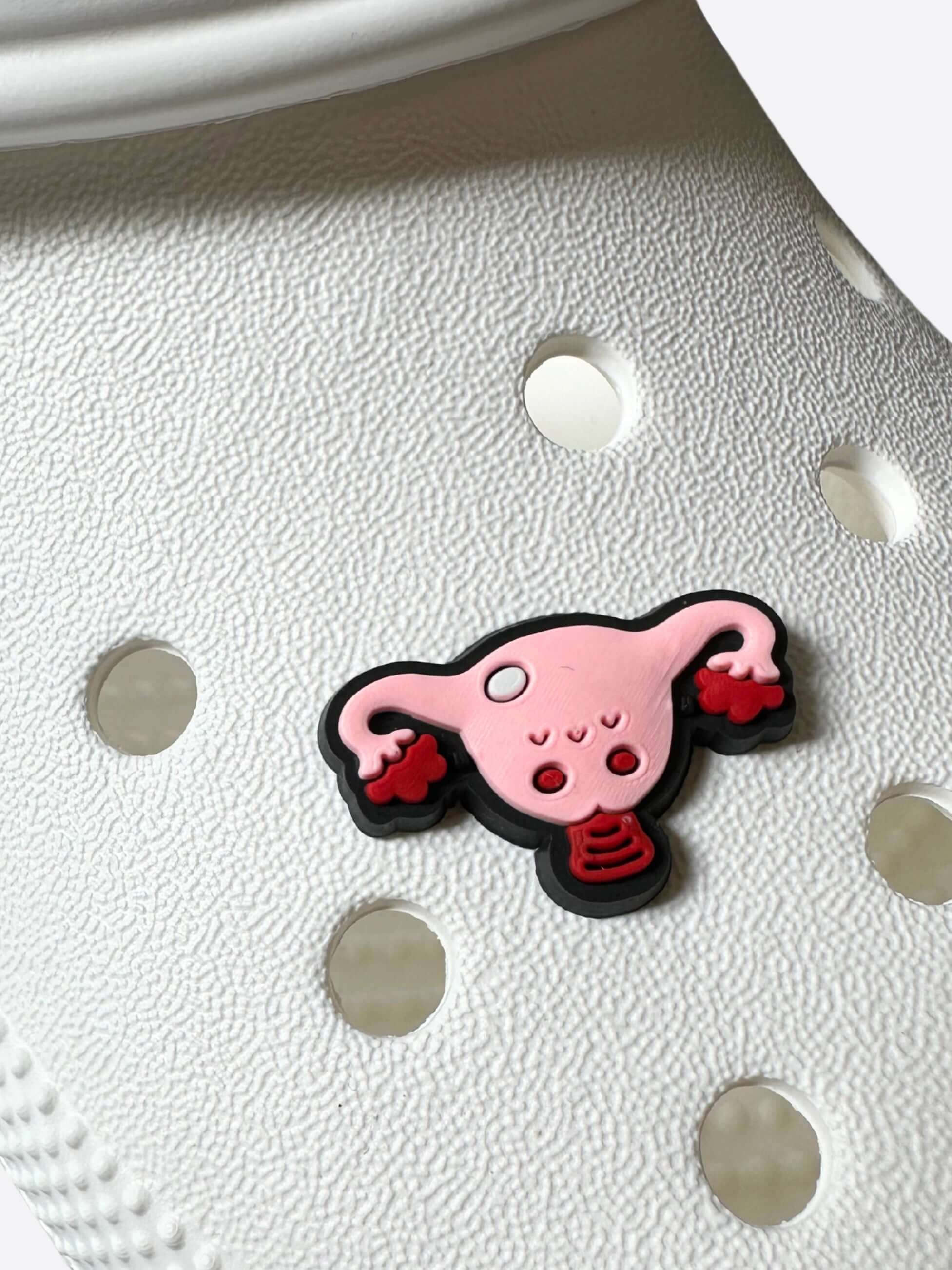 Przypinka do crocsów queen na bucie