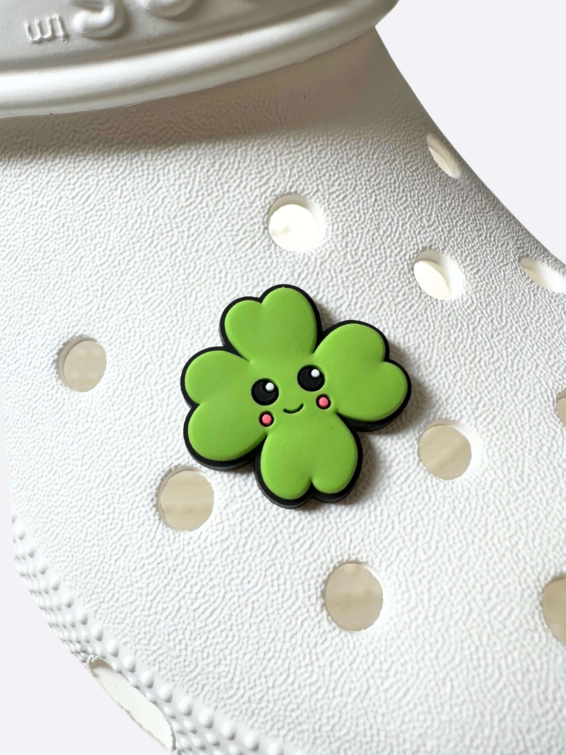 Przypinka do crocsów rooting koniczynka na bucie