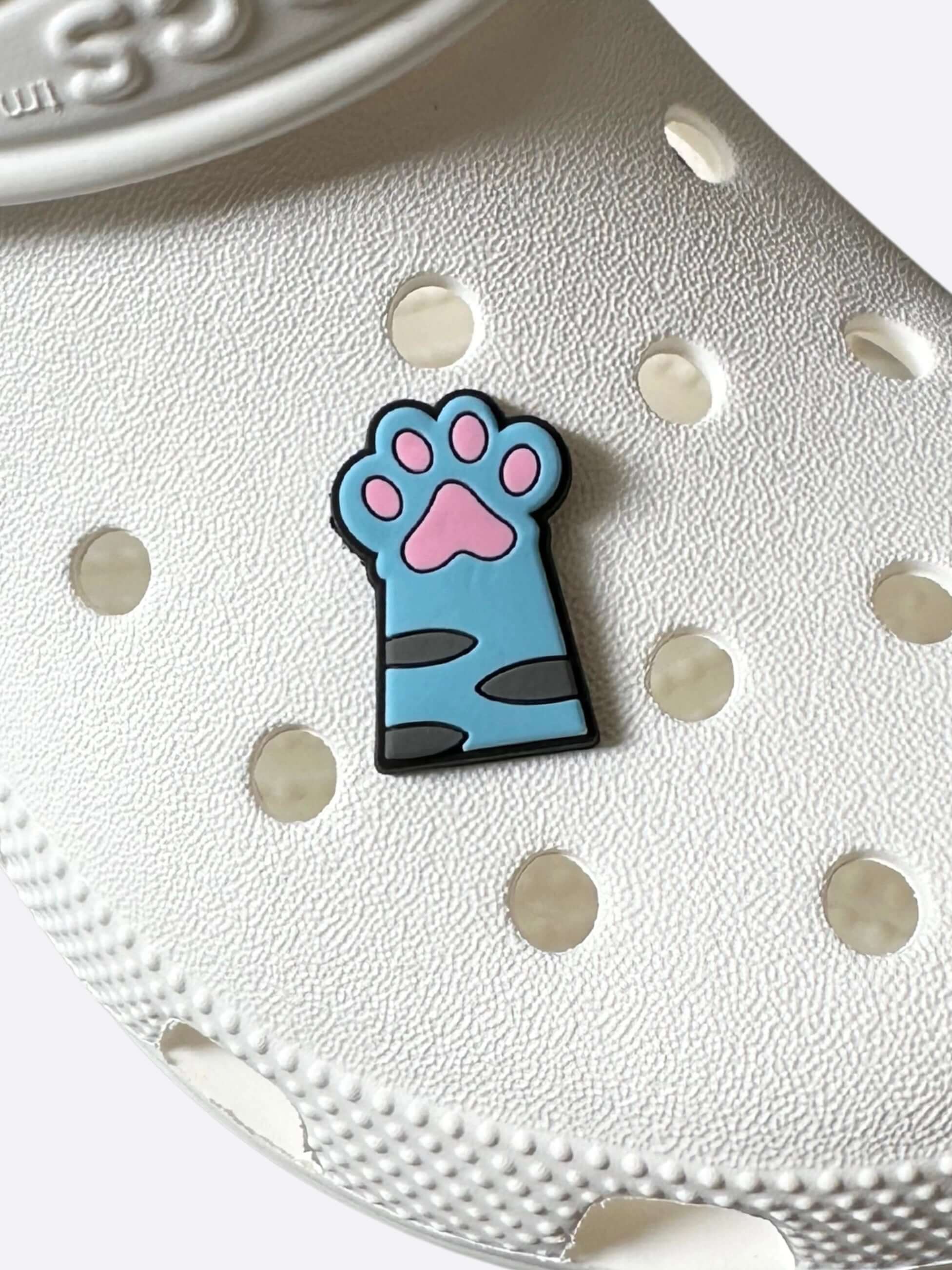 Przypinka do crocsów łapka na bucie