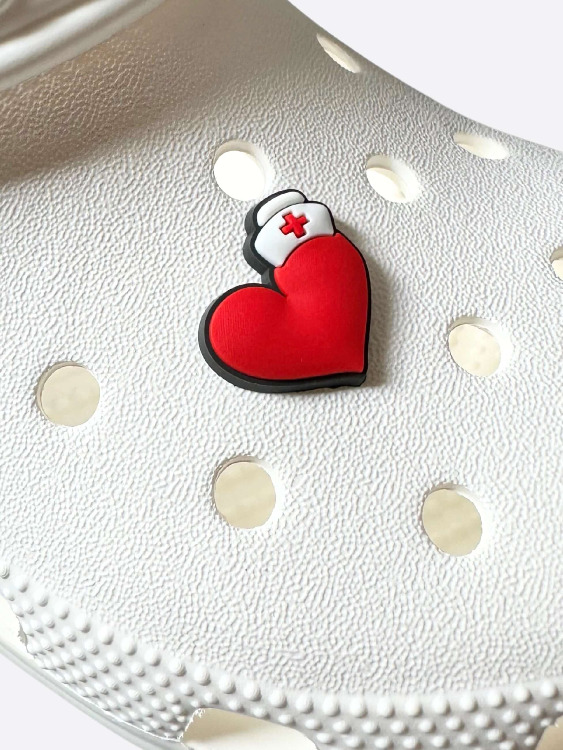 Przypinka do crocsów serce na bucie
