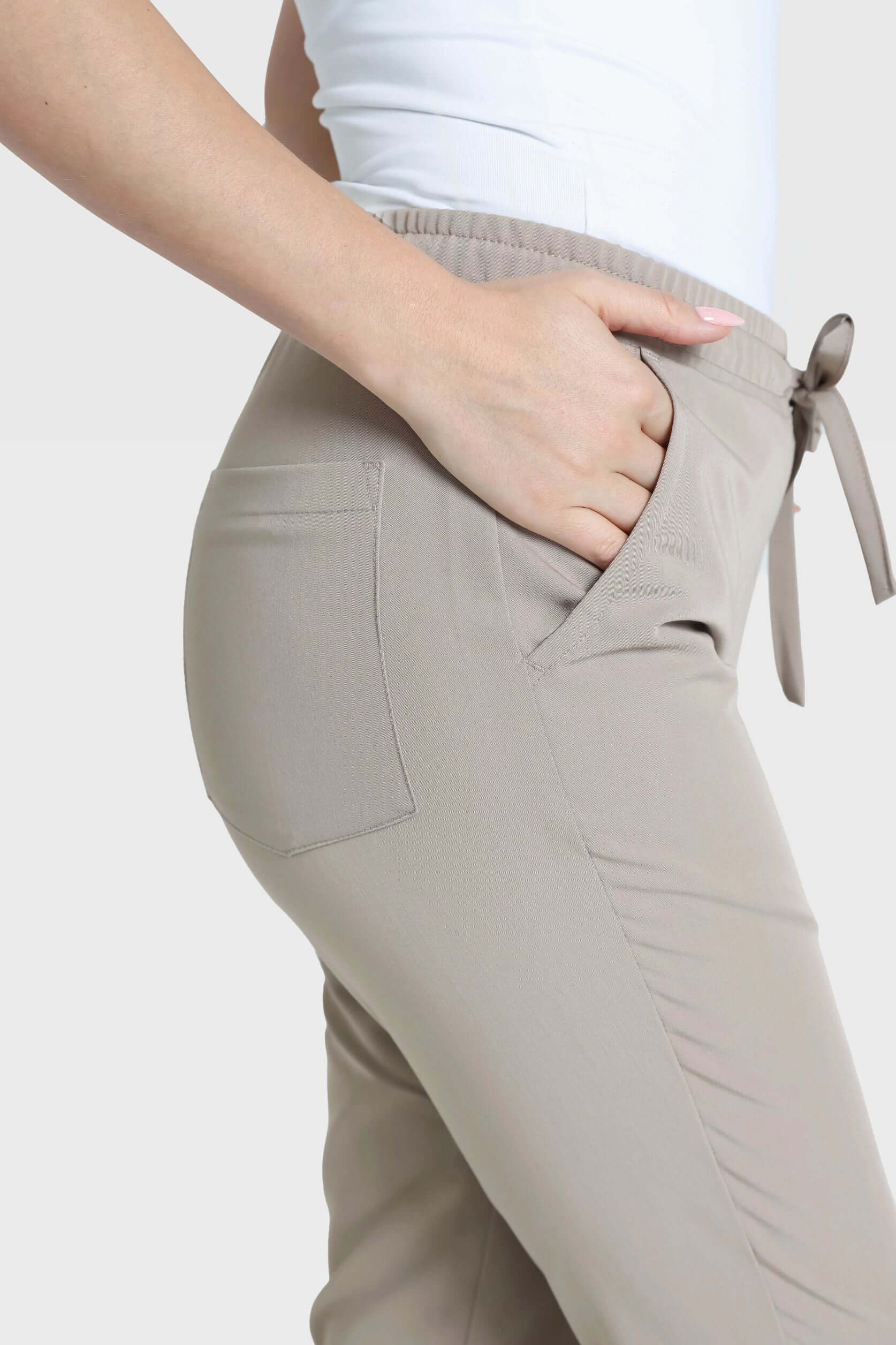 Spodnie medyczne damskie NESSA beżowe. Widok na kieszeń.