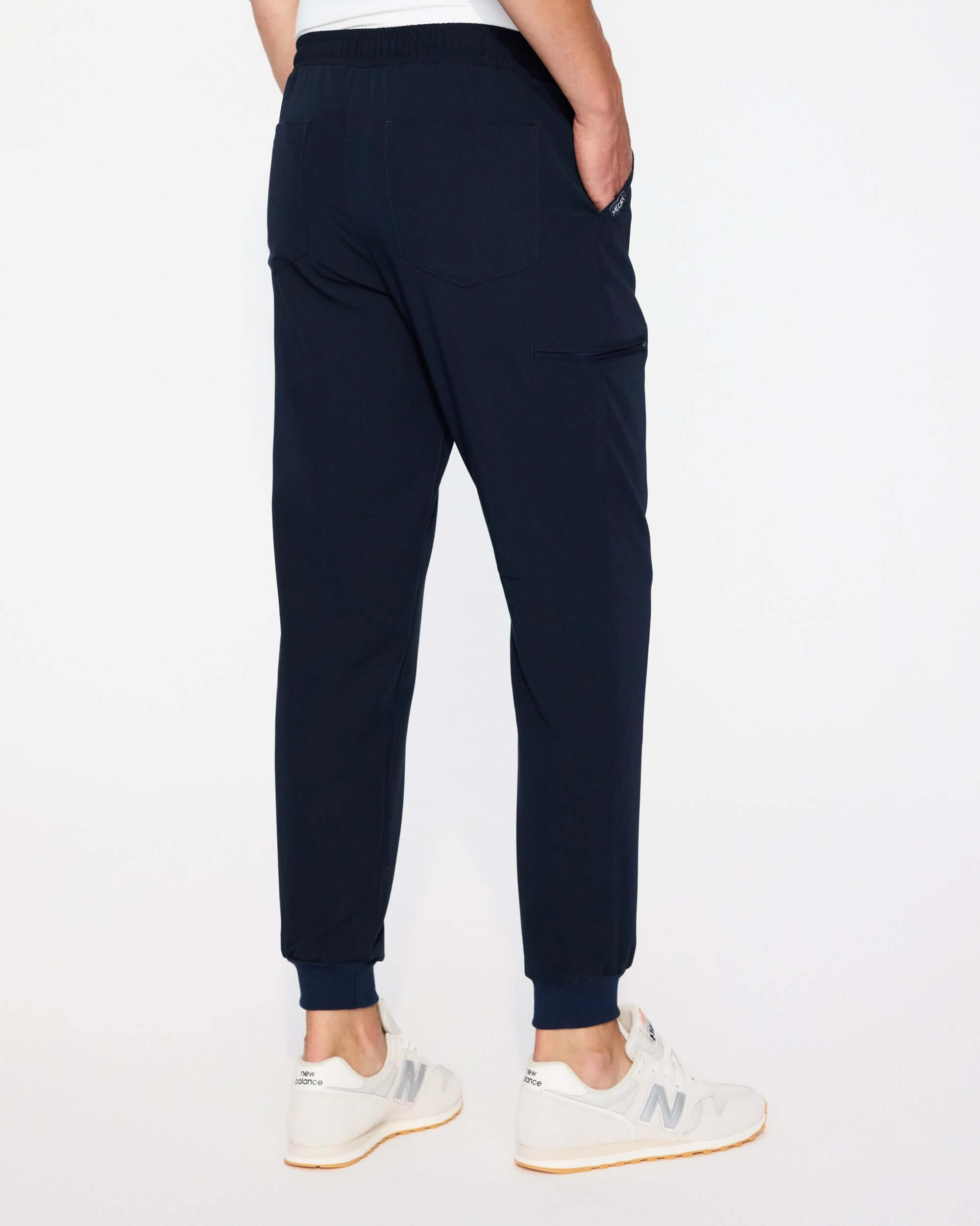 Spodnie medyczne męskie- joggery GENUS ciemny granat (ściągacz bawełniany) tylny widok