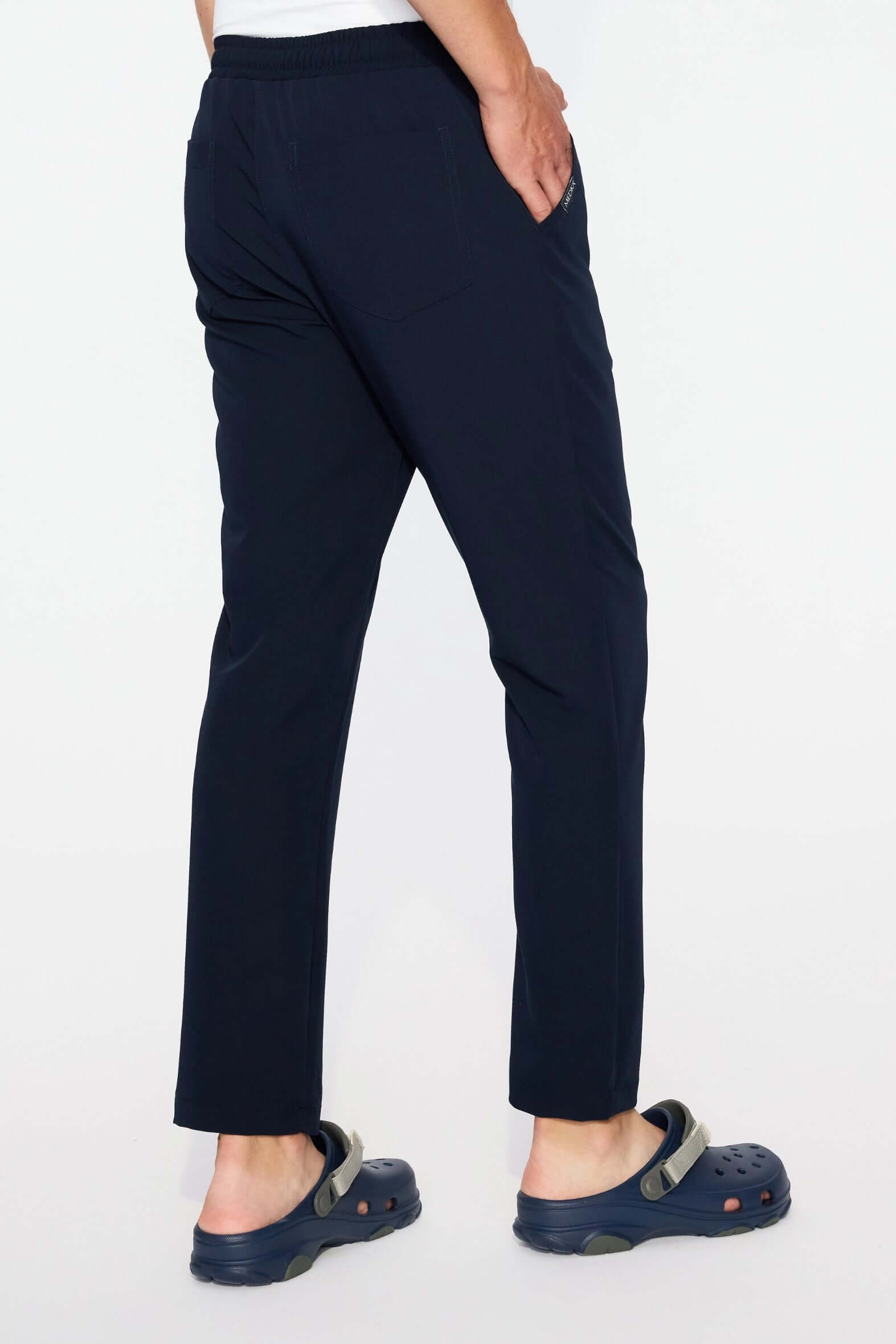 Spodnie medyczne męskie- MARGO ciemny granat widok na tył