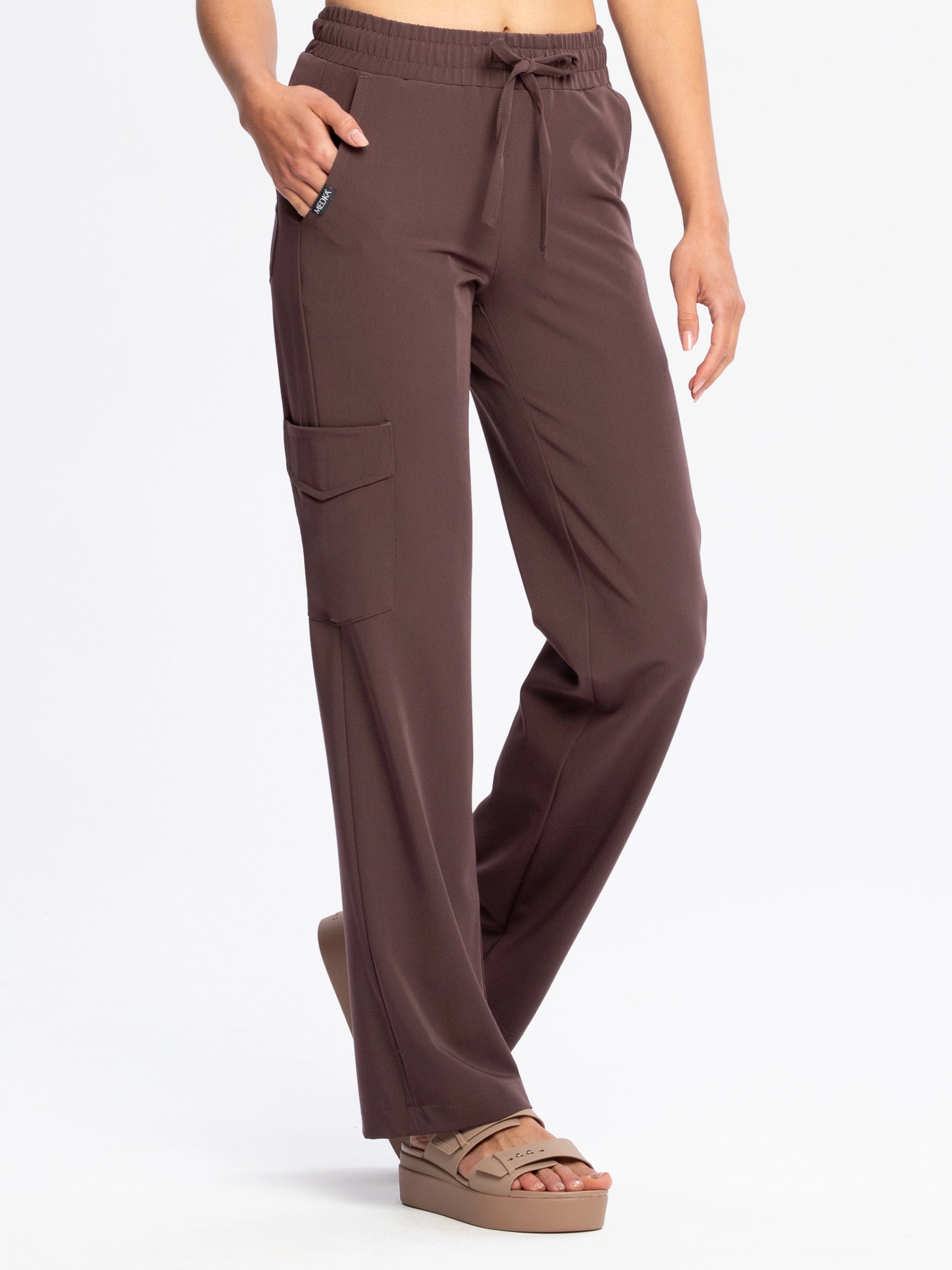 Spodnie medyczne damskie FLOW z szeroką nogawką czekolada