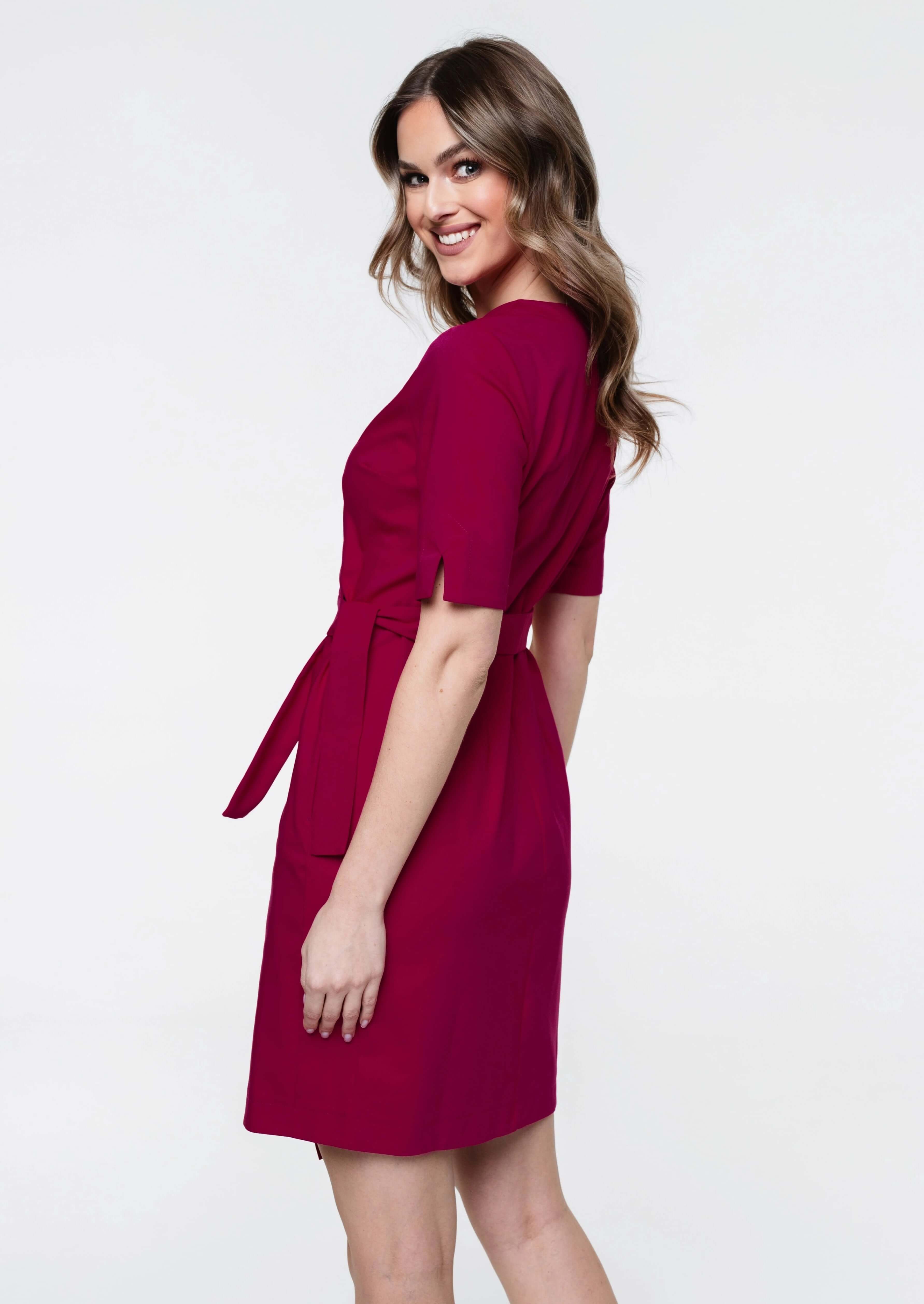 Sukienka medyczna i kosmetyczna Thea wiśniowa widok z drugiego boku