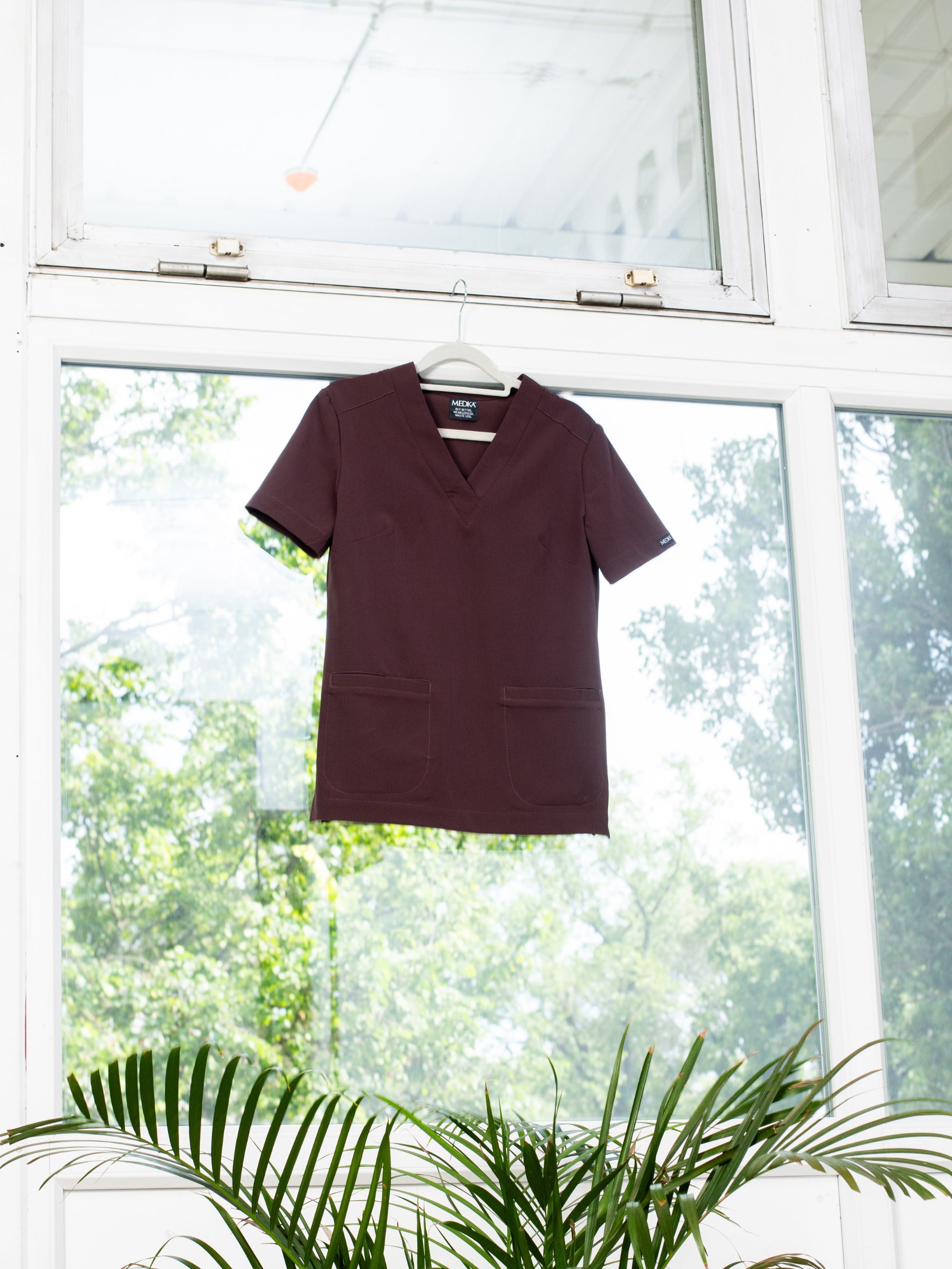 Bluza medyczna damska MOXI espresso na wieszaku