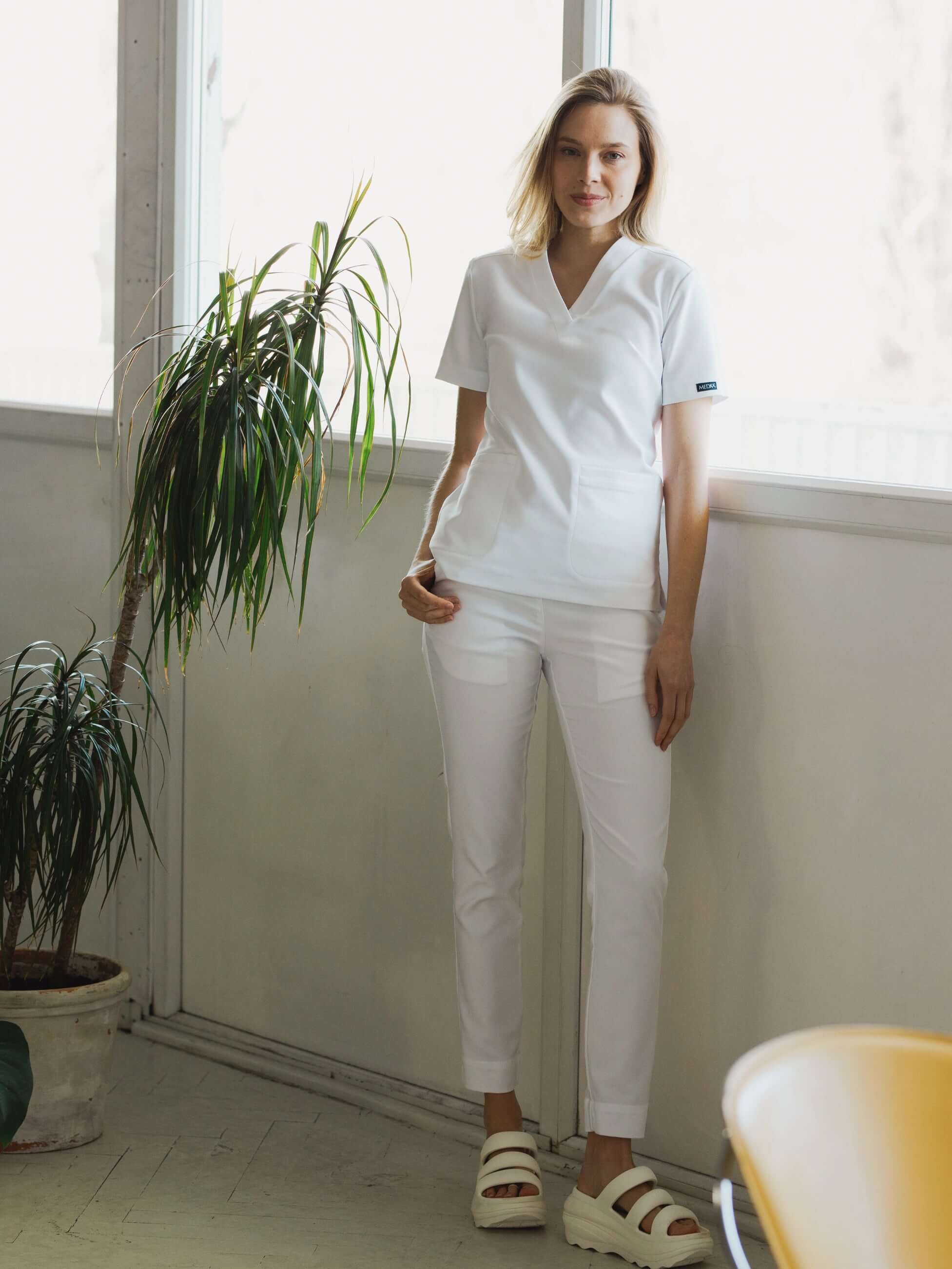 Komplet medyczny damski biały - bluza Moxi i spodnie Nessa widok w pomieszczeniu