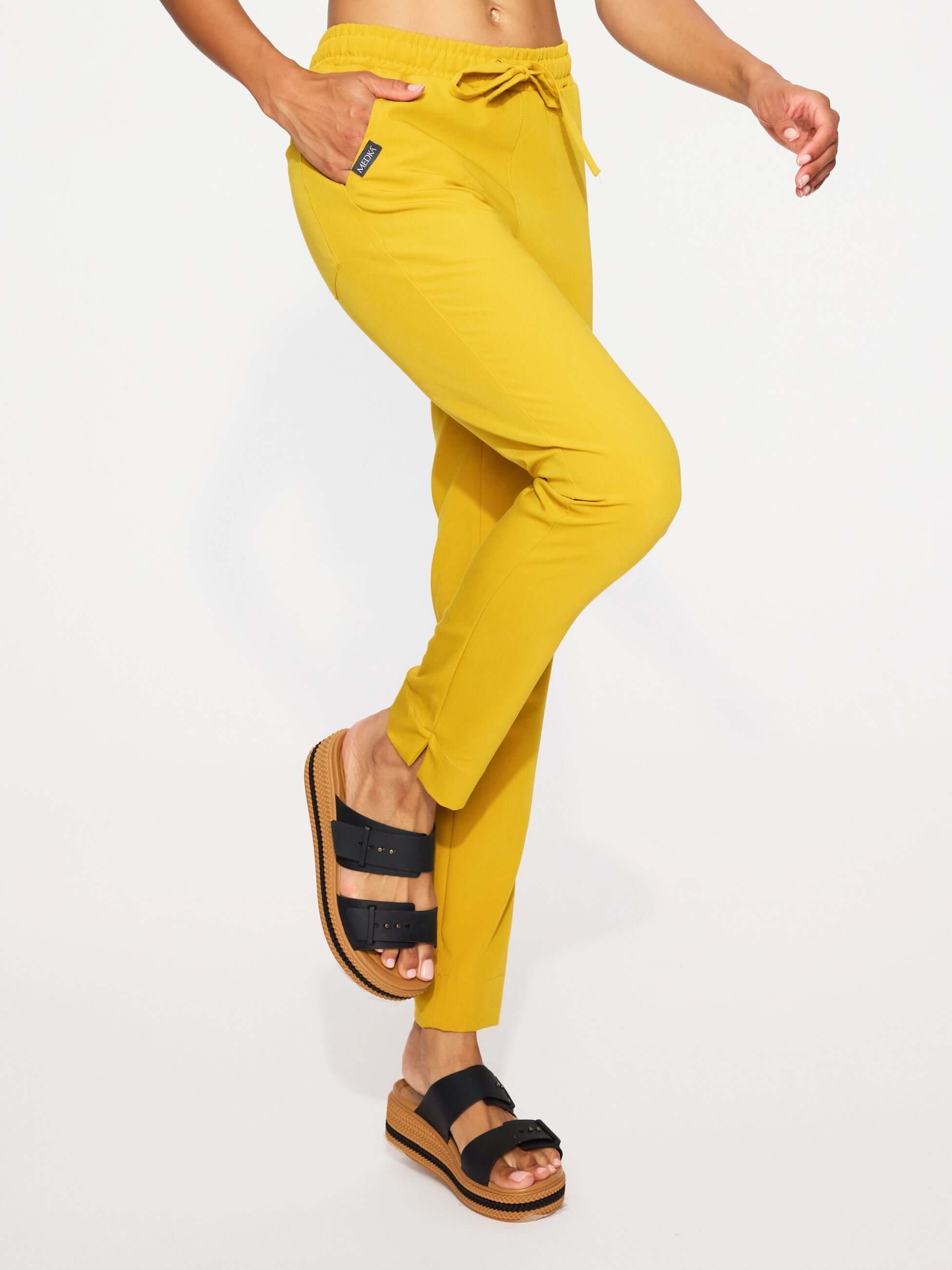 Buty medyczne Crocs Brooklyn czarne na nogach