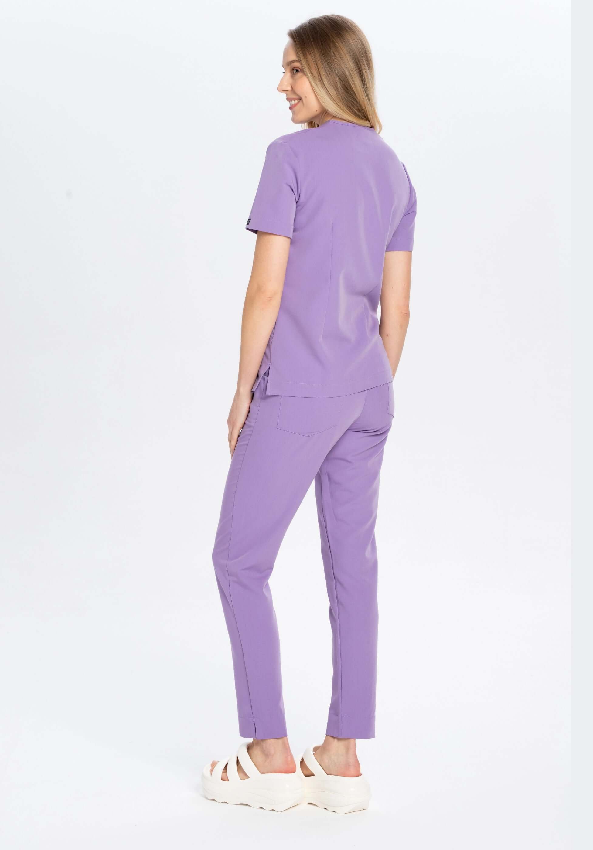 Komplet medyczny damski amethyst - bluza Moxi i spodnie Nessa tylny widok