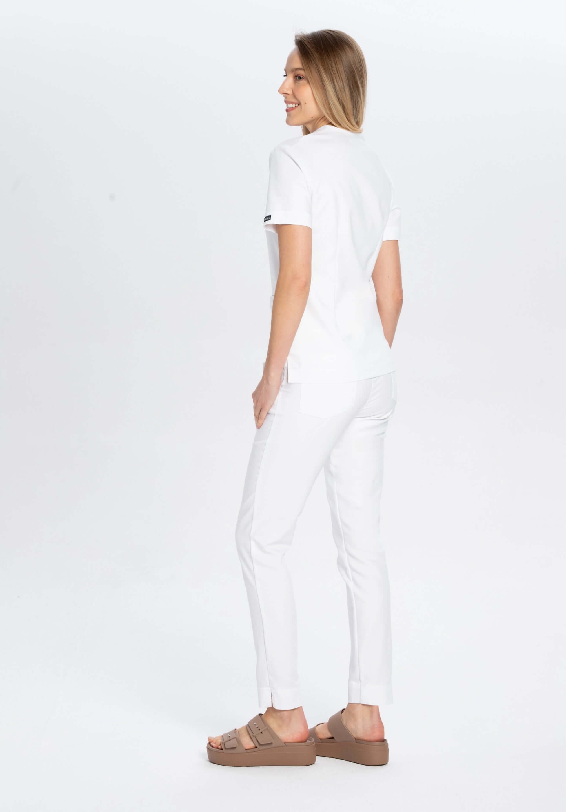 Komplet medyczny damski biały - bluza Moxi i spodnie Nessa widok z boku