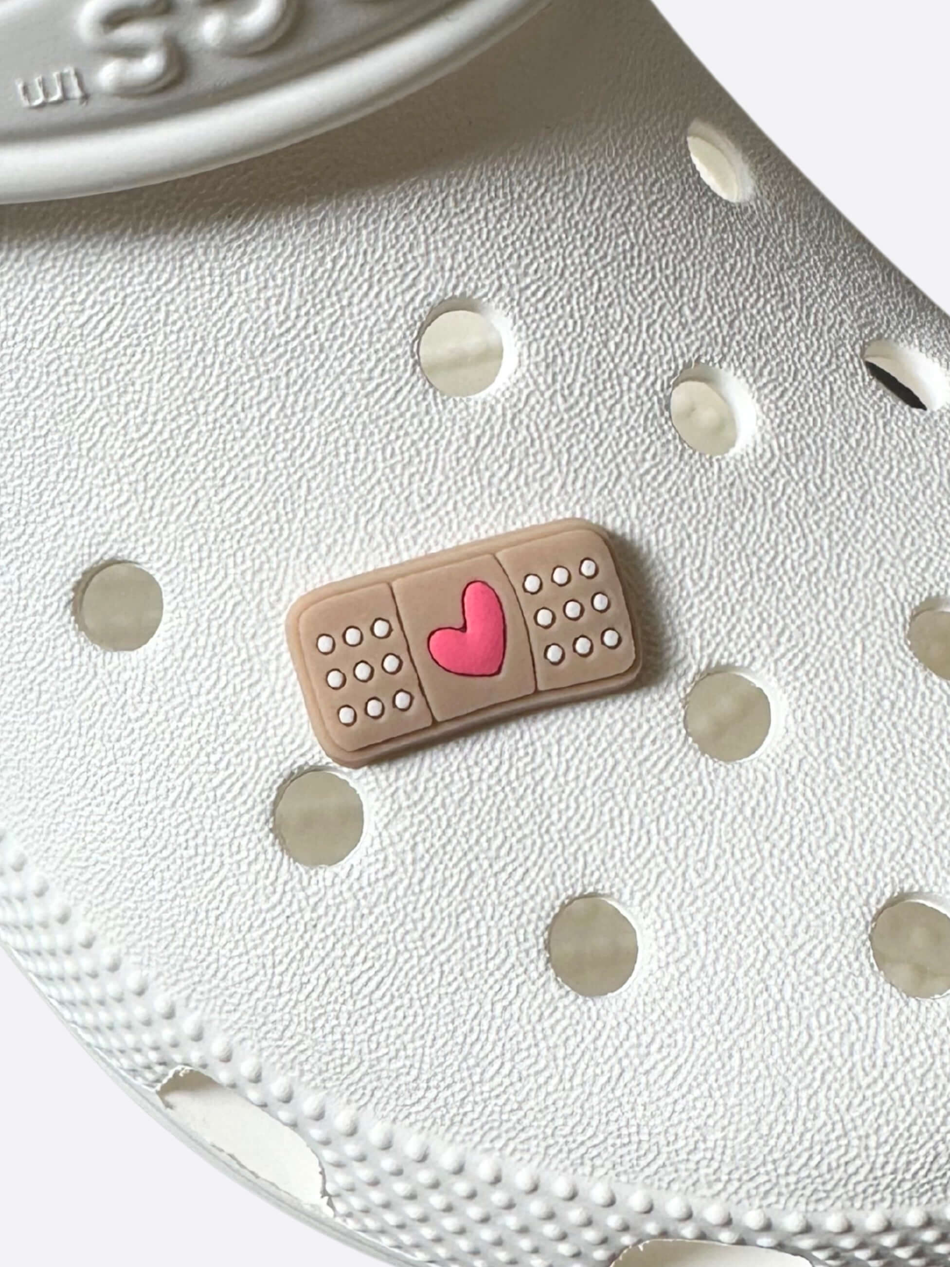 Przypinka do crocsów plasterek na bucie