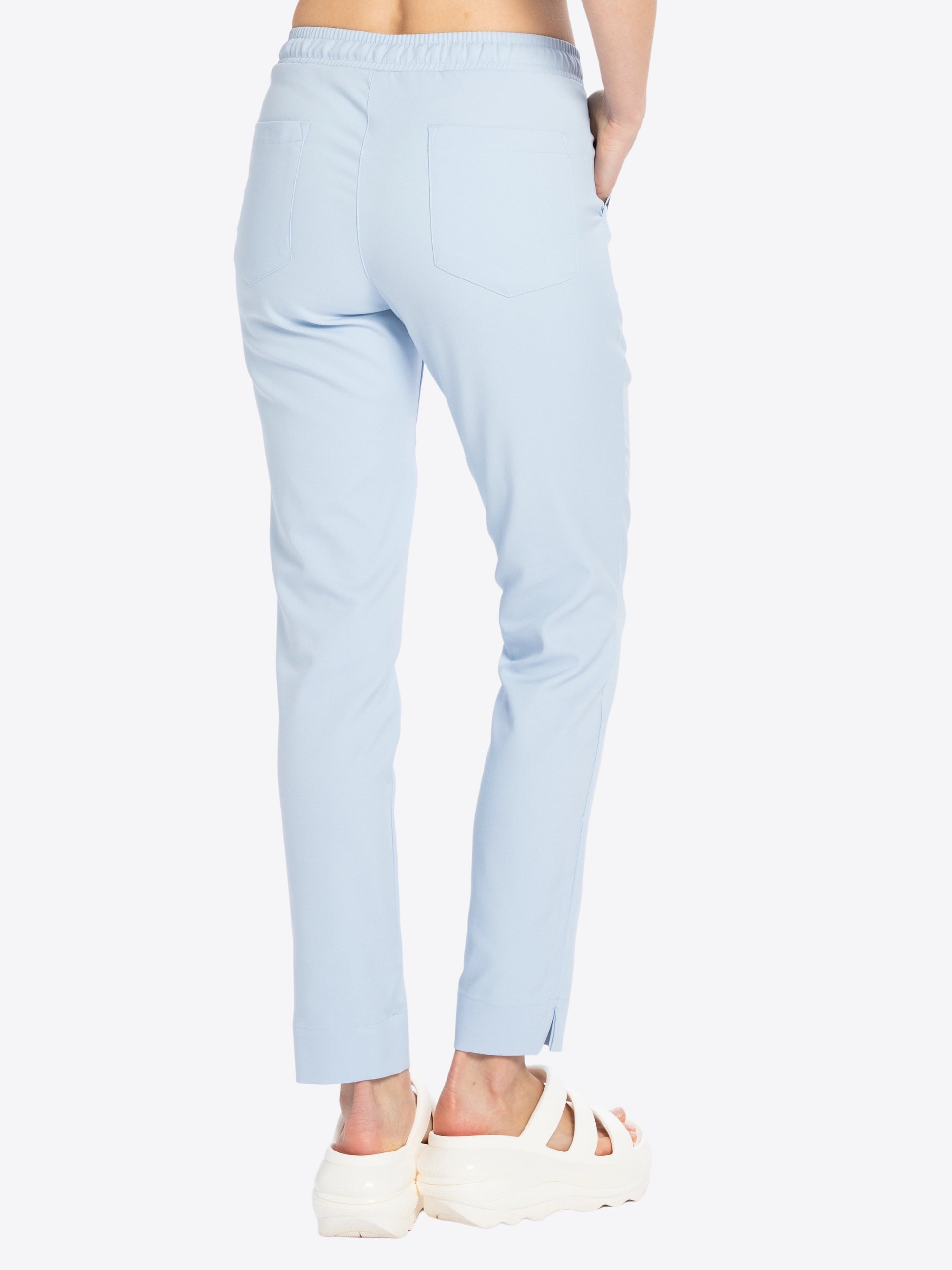 Spodnie medyczne damskie NESSA sky blue tylny widok