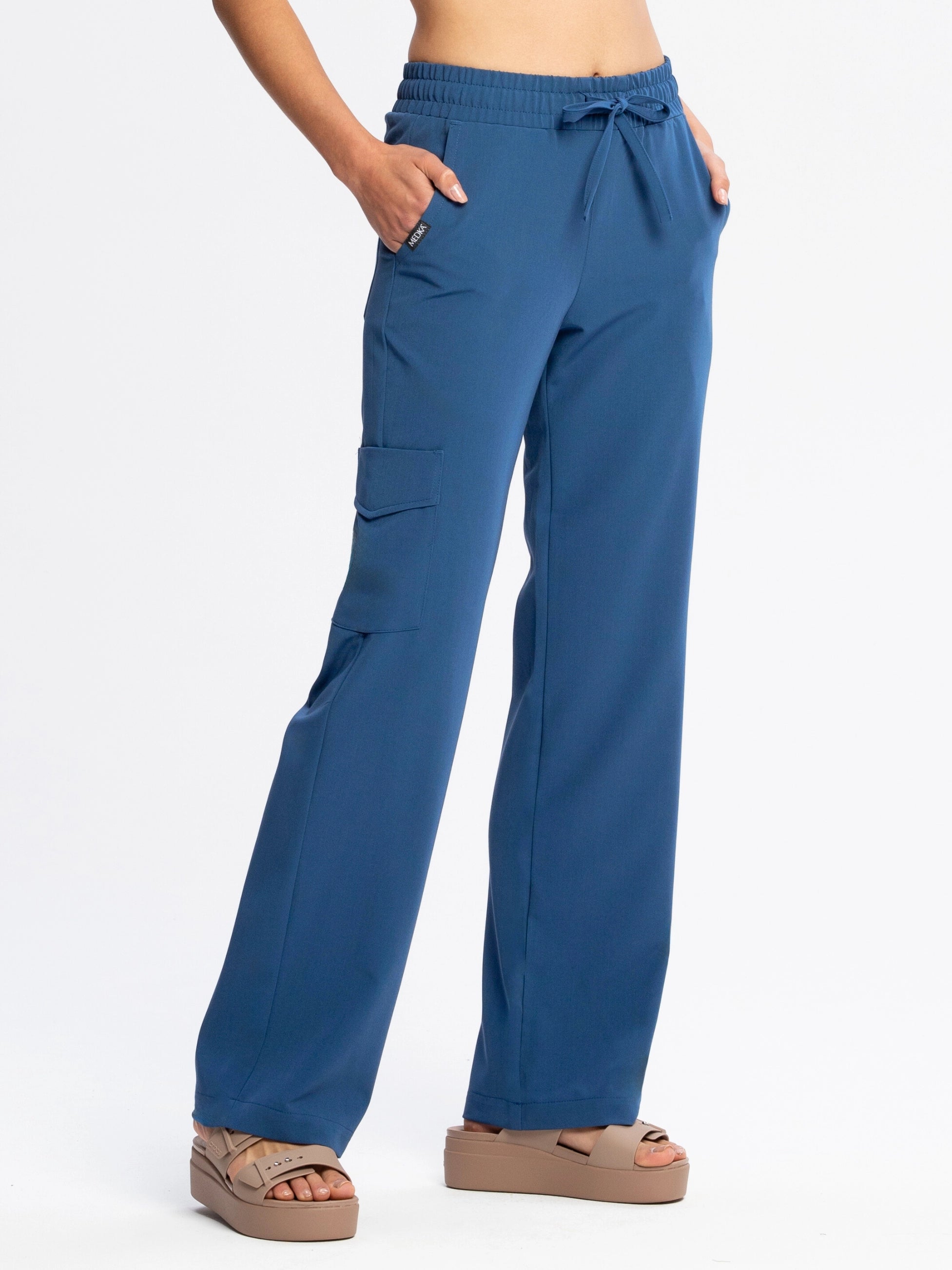 Spodnie medyczne damskie FLOW z szeroką nogawką indygo