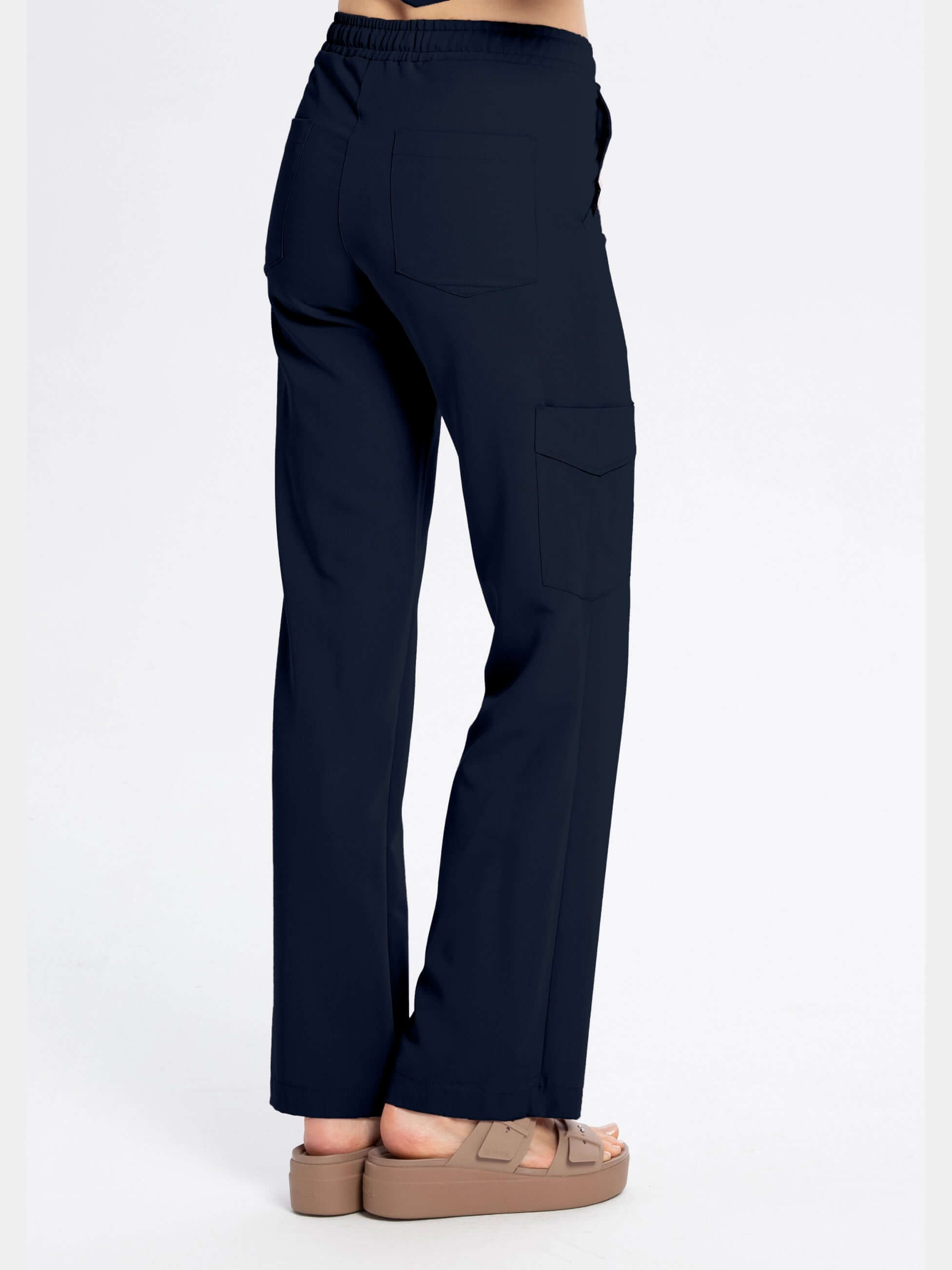 Spodnie medyczne damskie FLOW z szeroką nogawką navy blue widok z tyłu