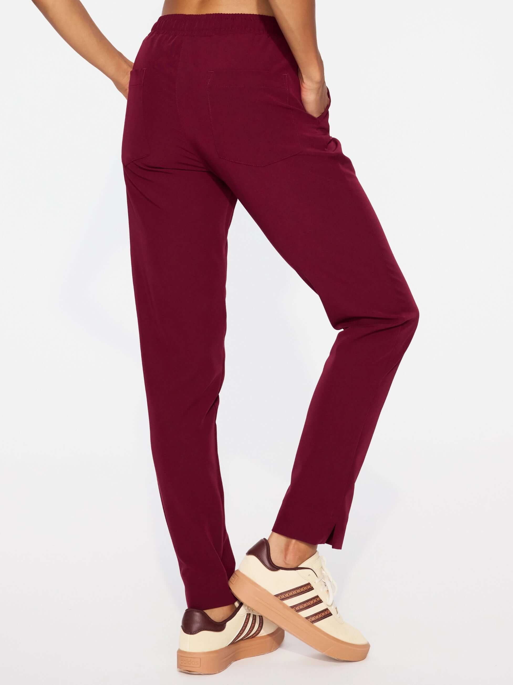 Spodnie medyczne Nessa w kolorze cherry smoke tył