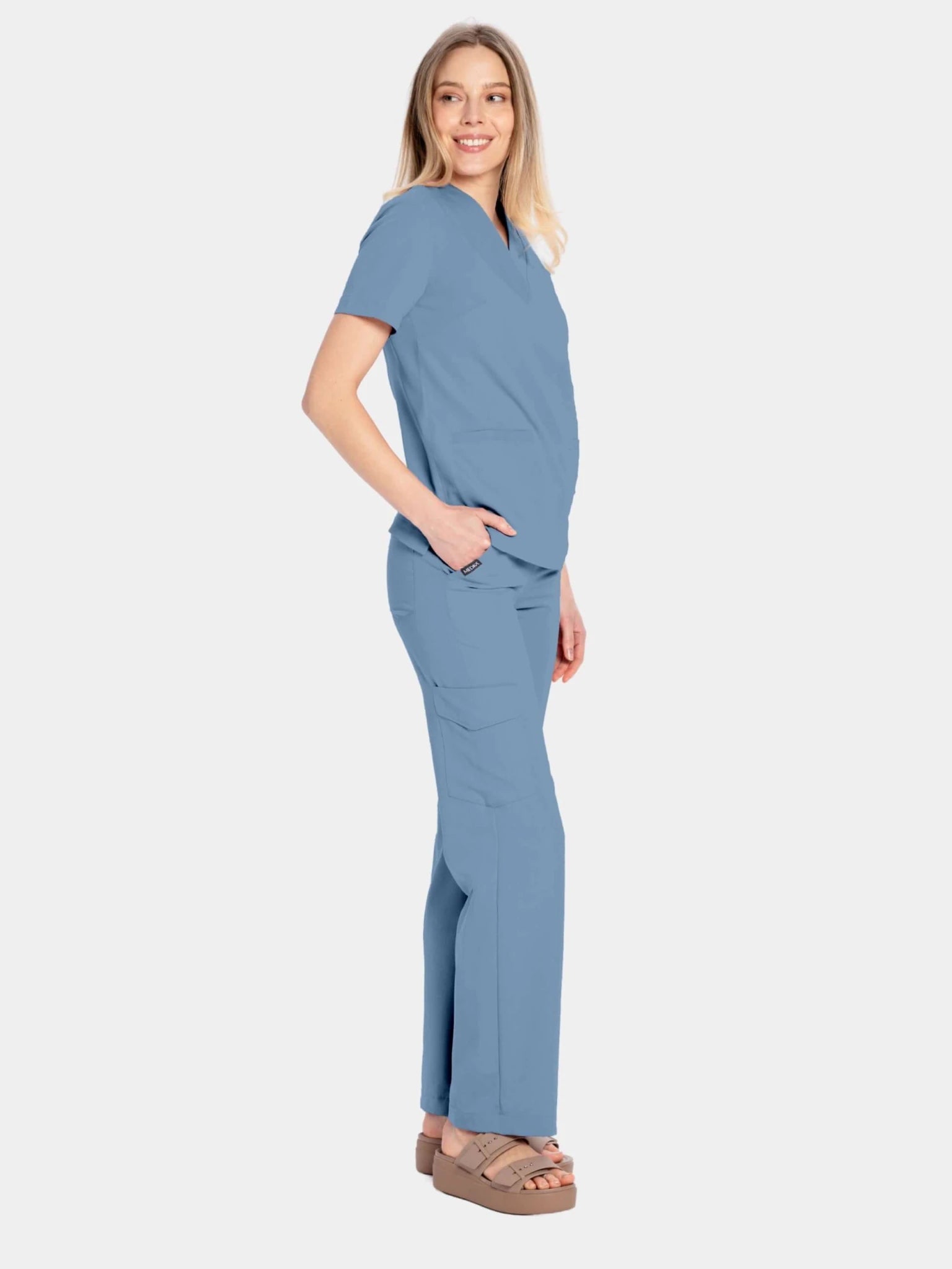 Komplet medyczny damski candy blue: bluza Moxi i spodnie z szeroką nogawką - Medka