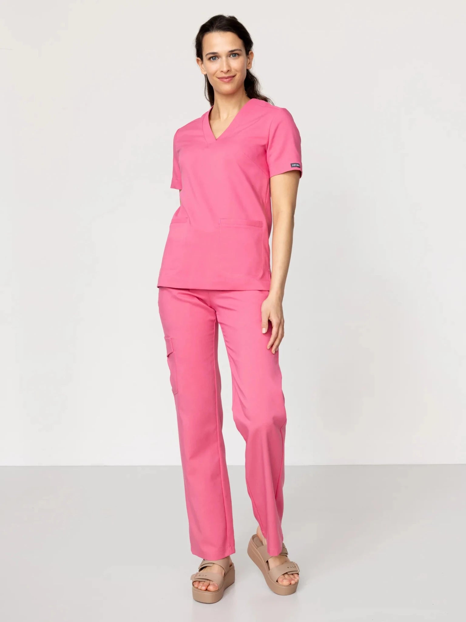 Komplet medyczny damski flamingo: bluza Moxi i spodnie z szeroką nogawką - Medka