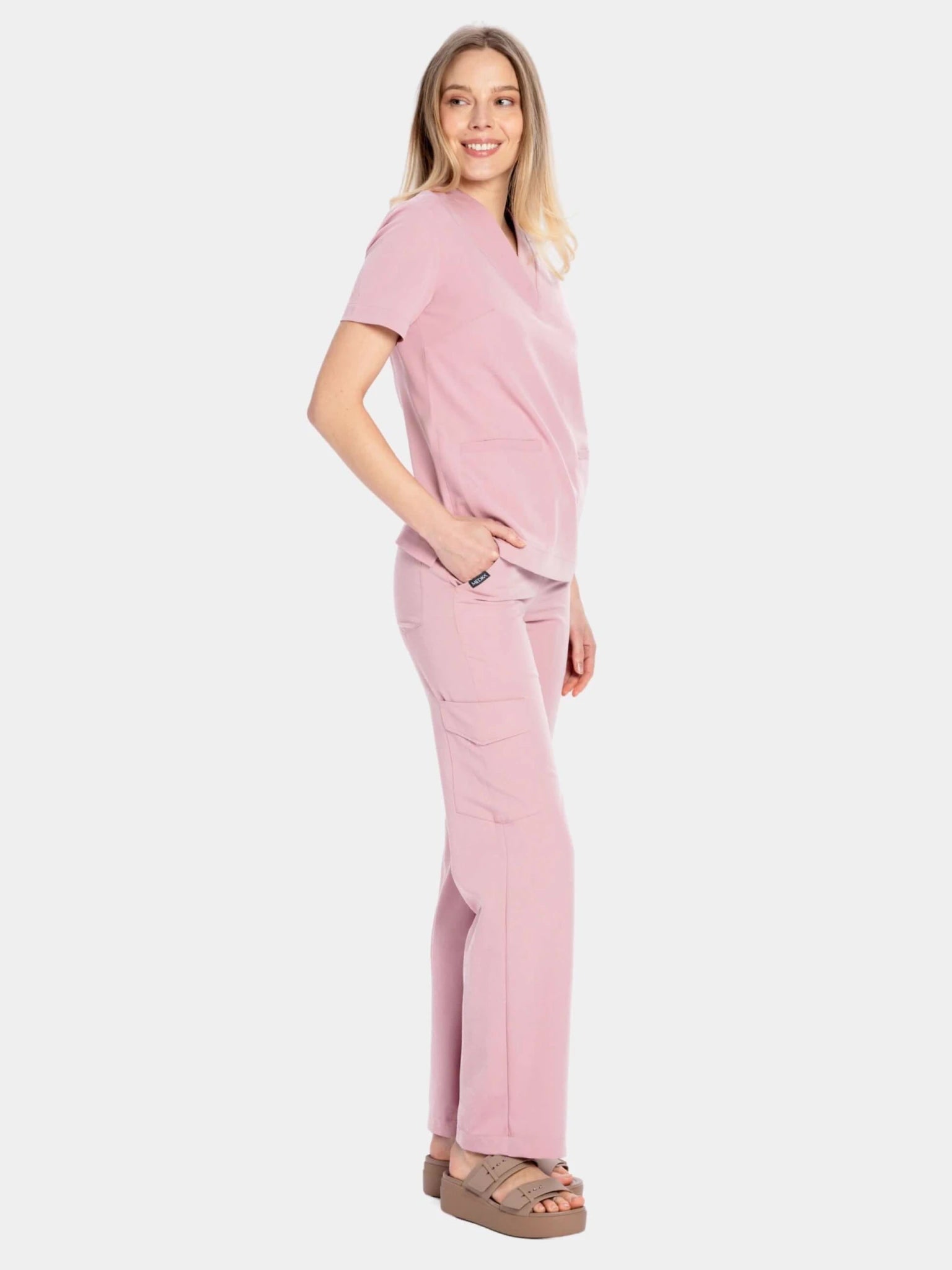 Komplet medyczny damski misty rose: bluza Moxi i spodnie z szeroką nogawką - Medka
