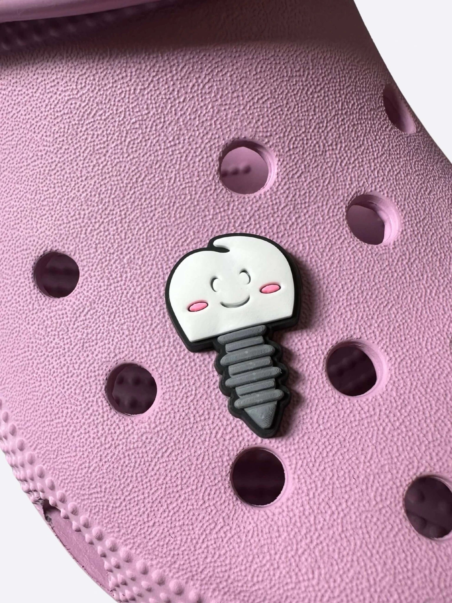 Crocs pin se šrouby na botě