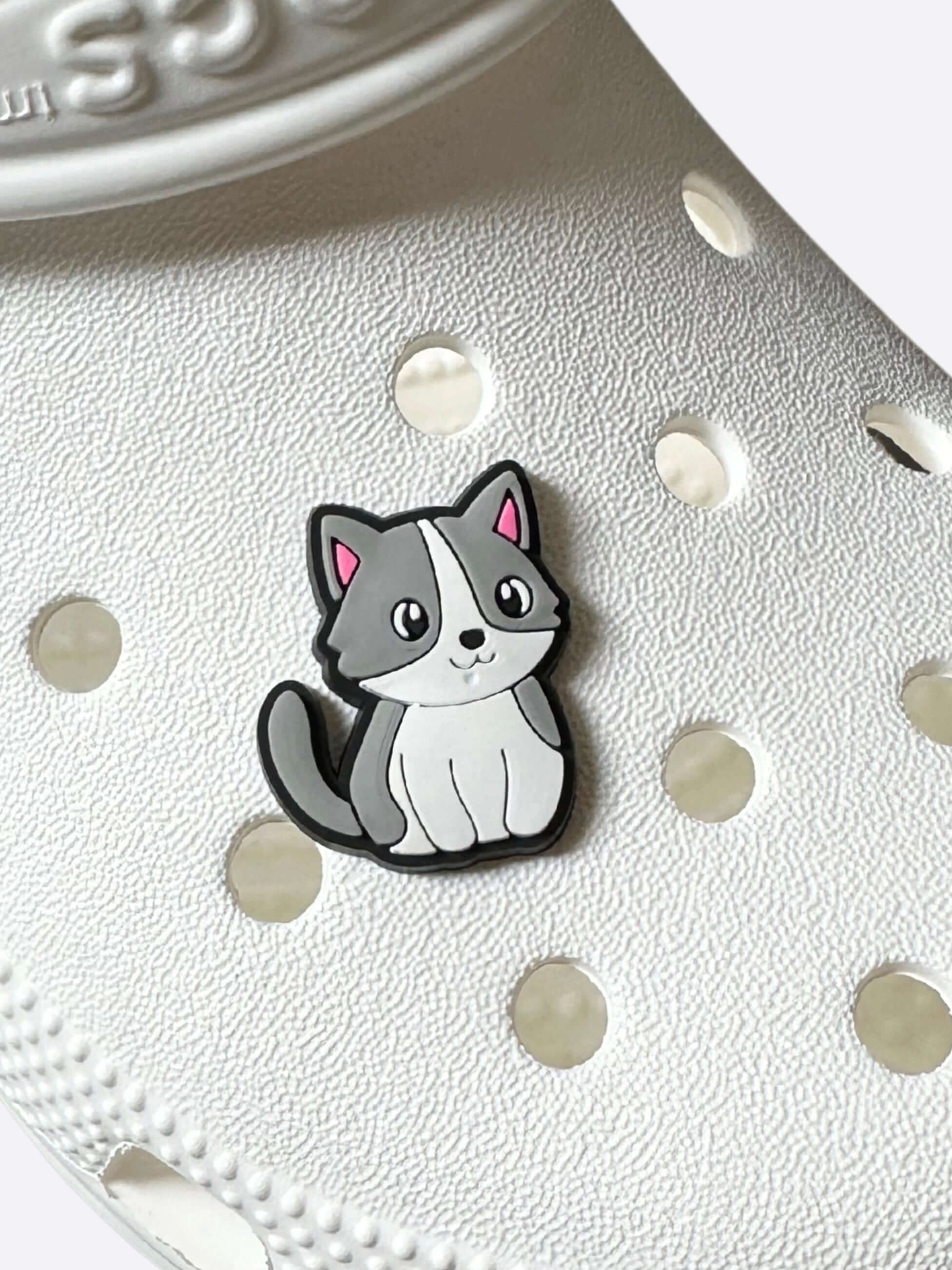 Przypinka do crocsów kotek na bucie