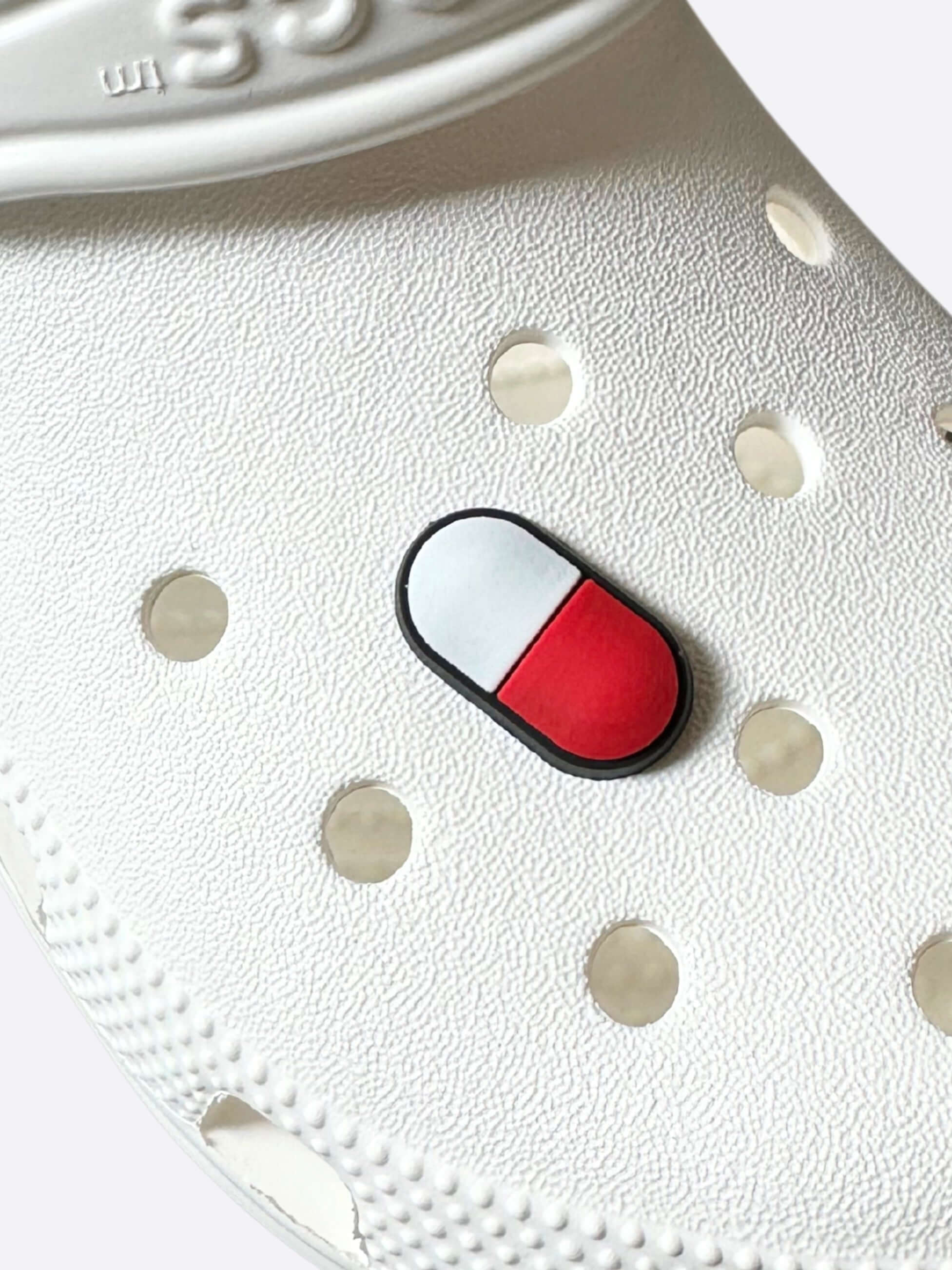 Przypinka do crocsów pigułka mocy na bucie