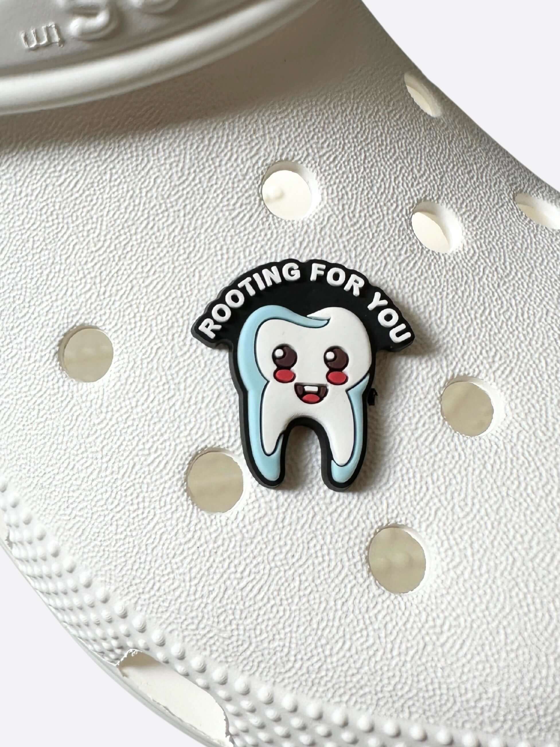 Przypinka do crocsów rooting for you na bucie