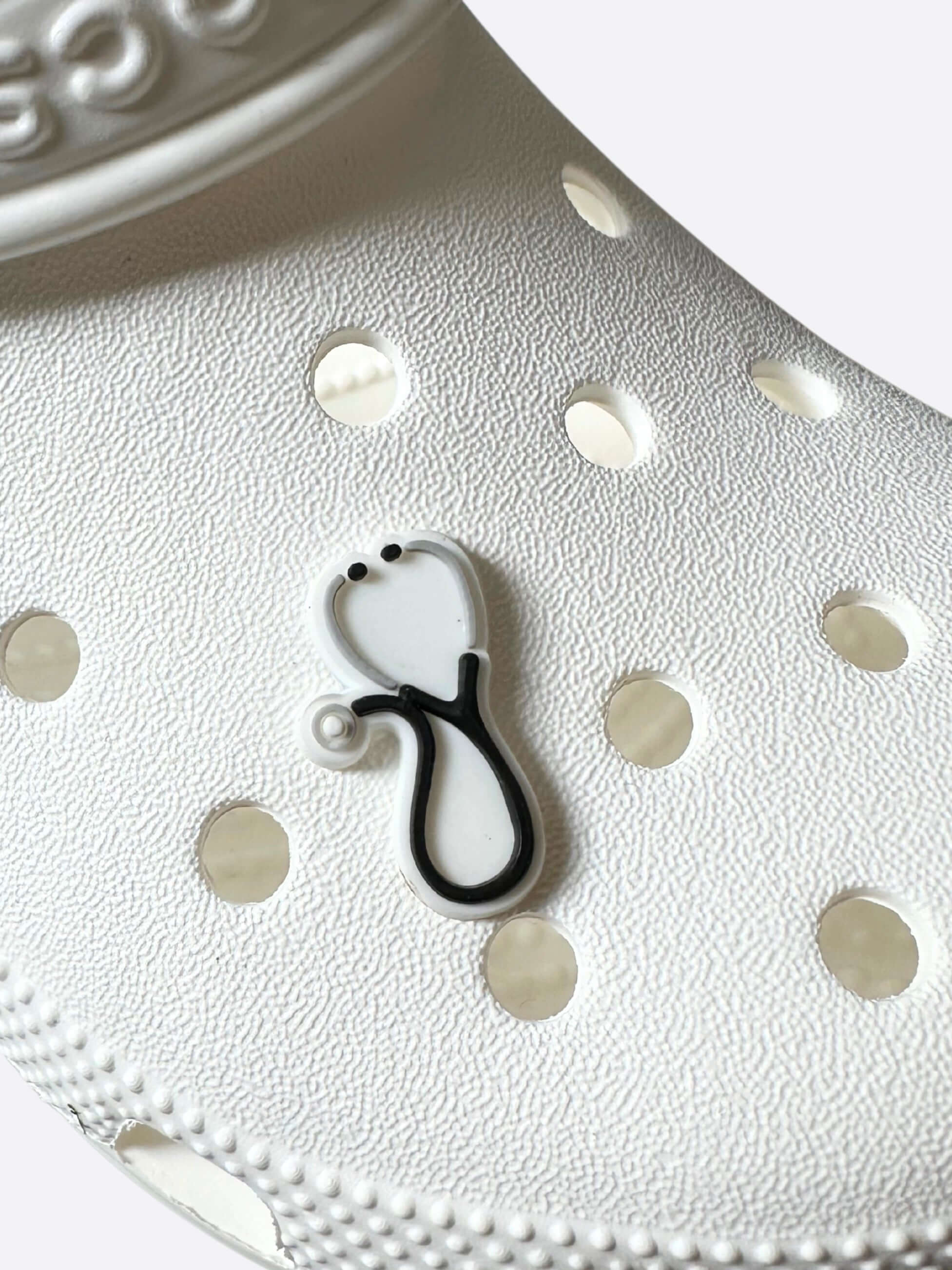 Przypinka do crocsów stetoskop na bucie