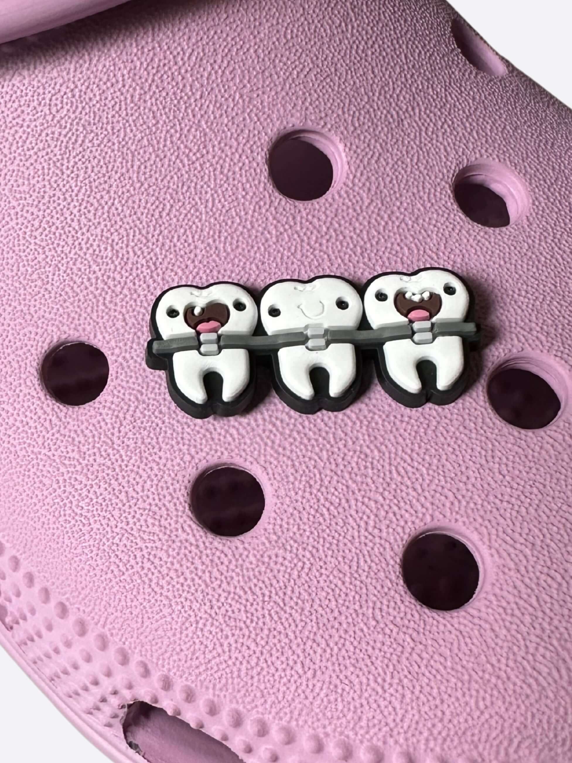 Przypinka do crocsów trójząbki na bucie