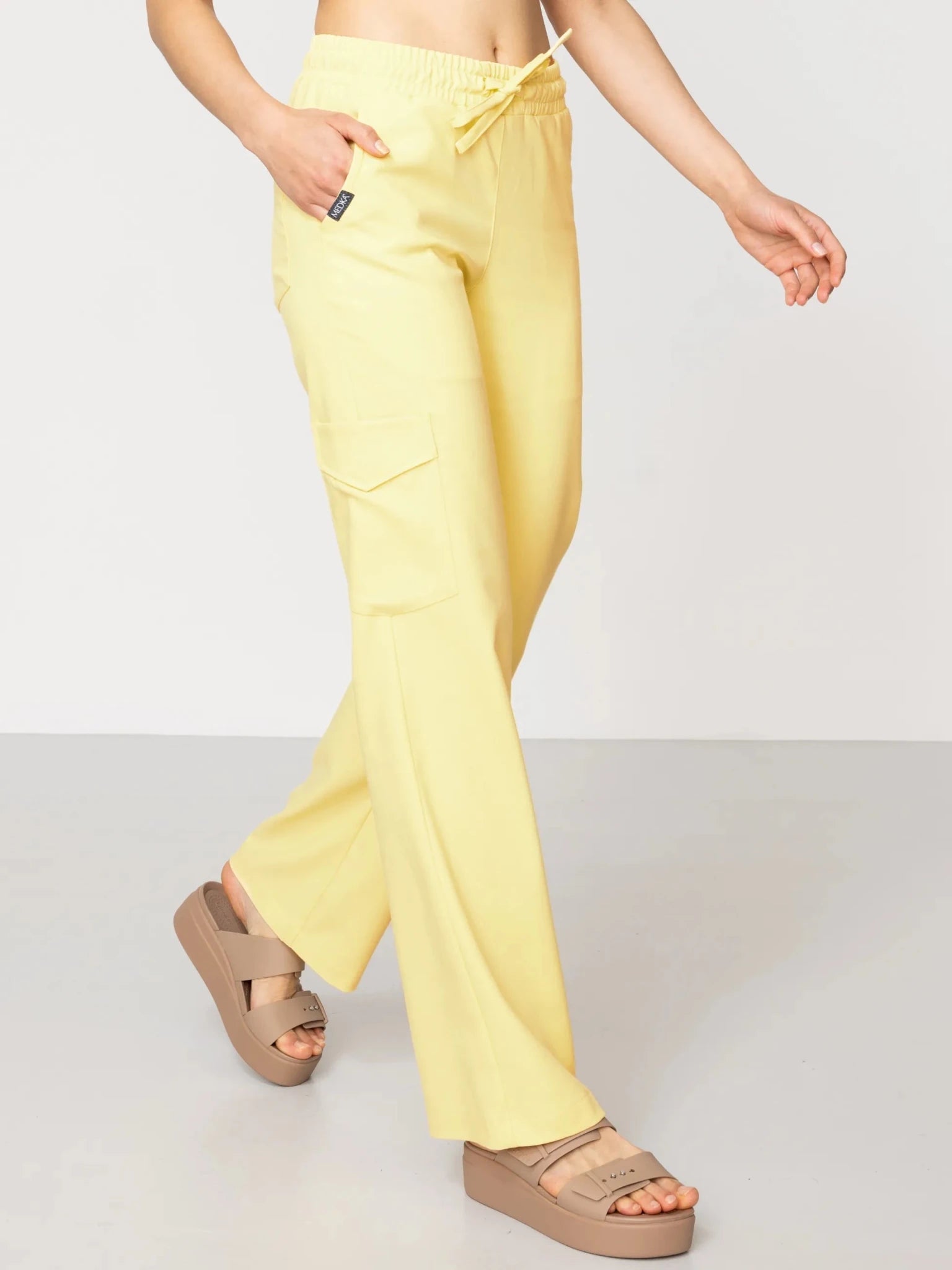 Spodnie medyczne damskie - FLOW z szeroką nogawką butter yellow - Medka