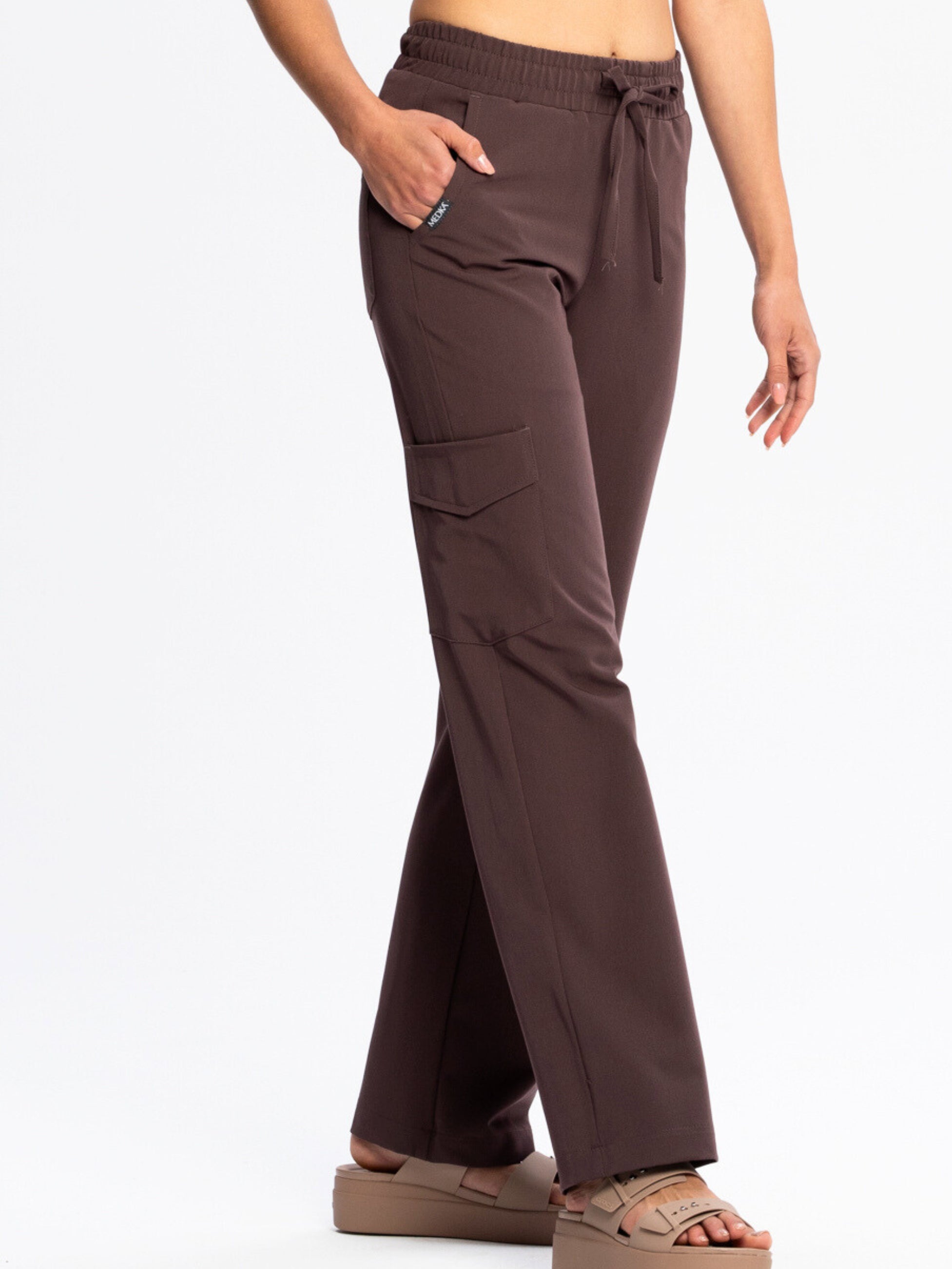 Spodnie medyczne damskie FLOW z szeroką nogawką espresso
