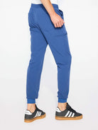Pánské zdravotní kalhoty - joggery GENUS indigo boční pohled