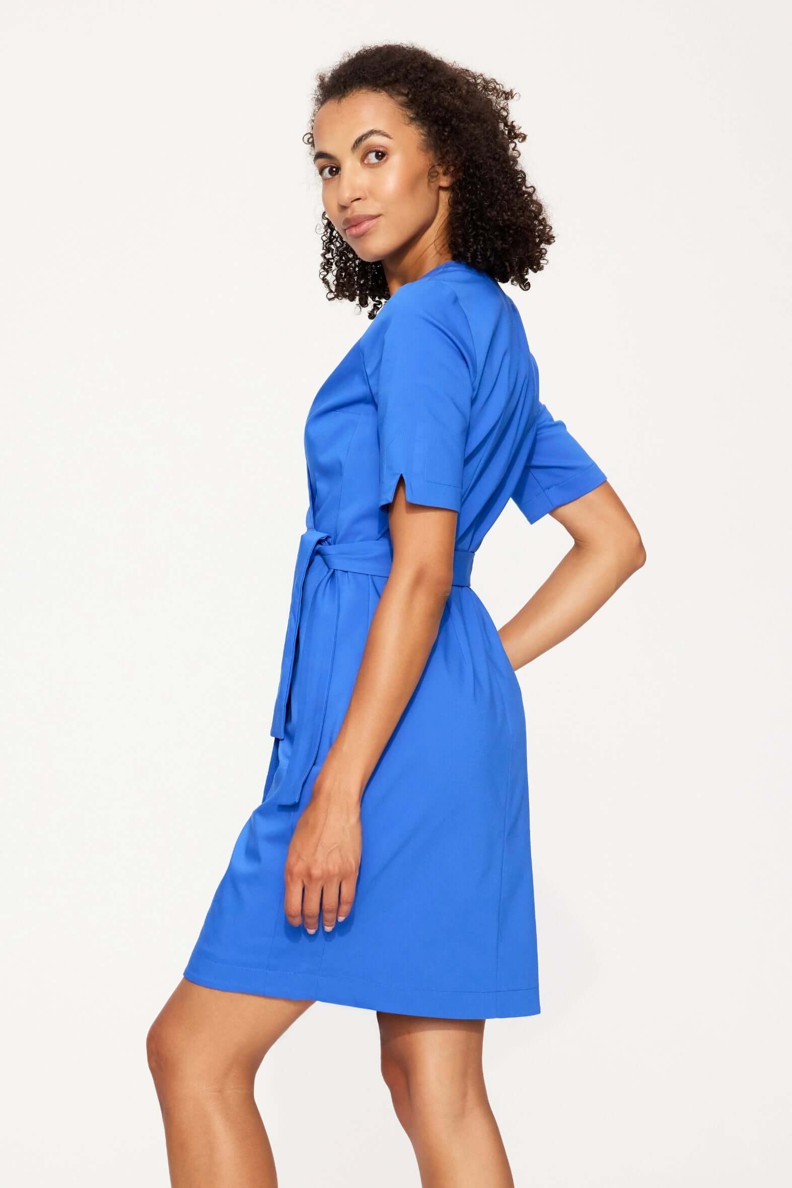 Sukienka medyczna i kosmetyczna Thea kobaltowa widok z boku